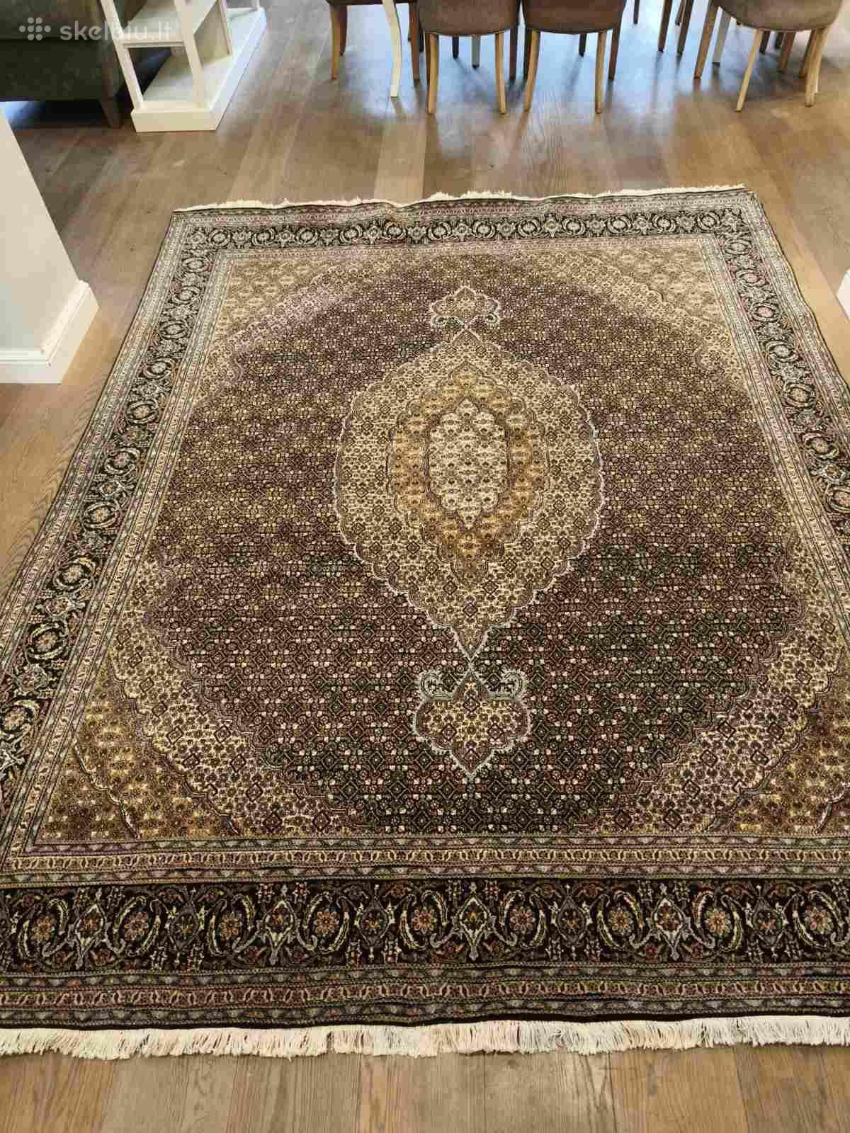 Parduodu 2.5x3.2 Tabriz rankų darbo kilimą.