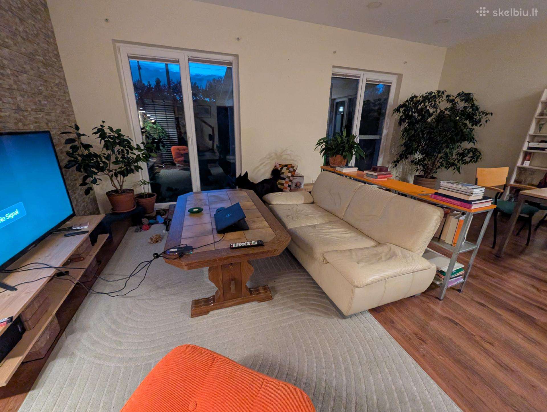 Dovanojama odinė sofa