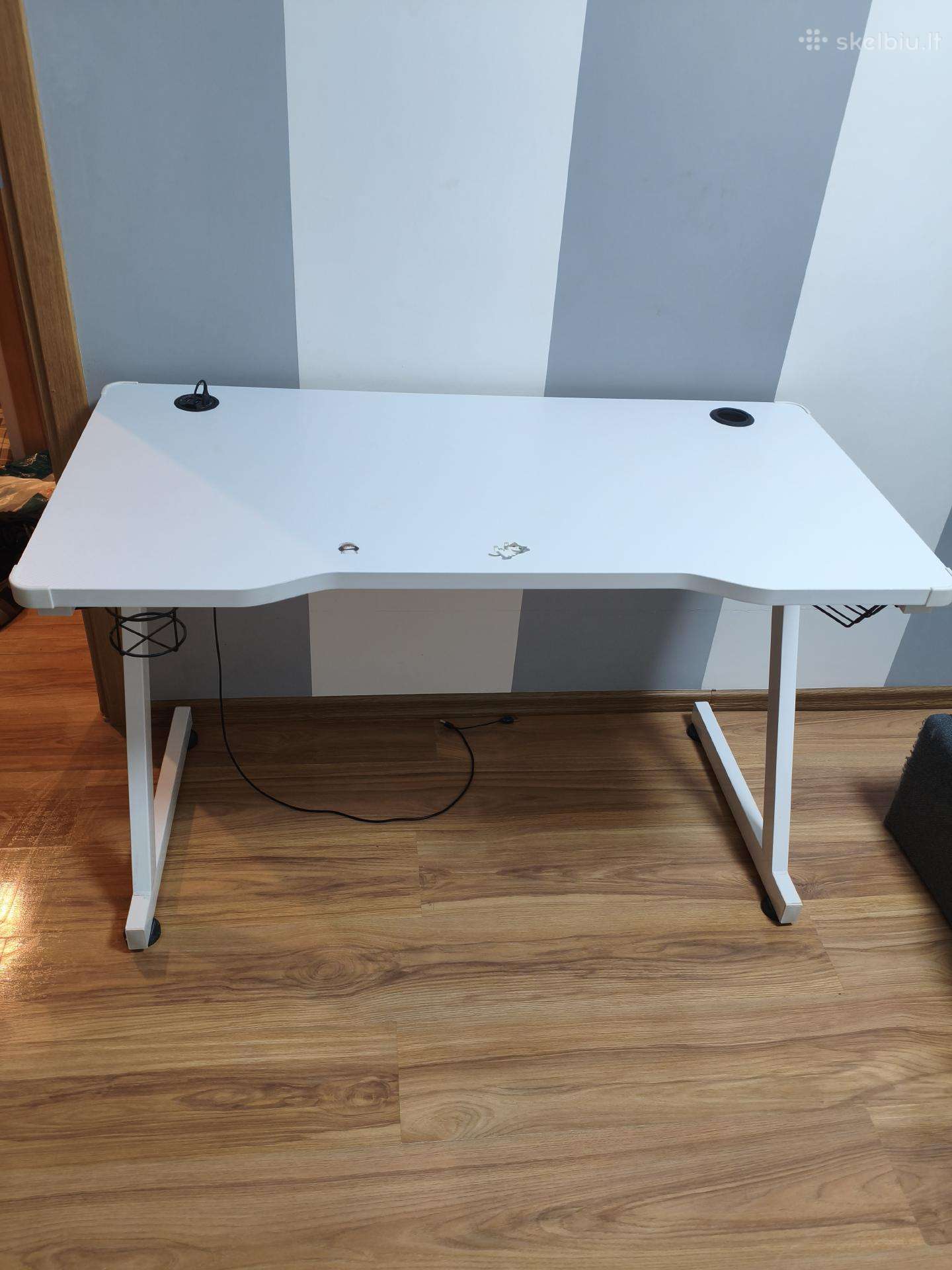 Baltas žaidimų / kompiuterio stalas (Gaming Desk)