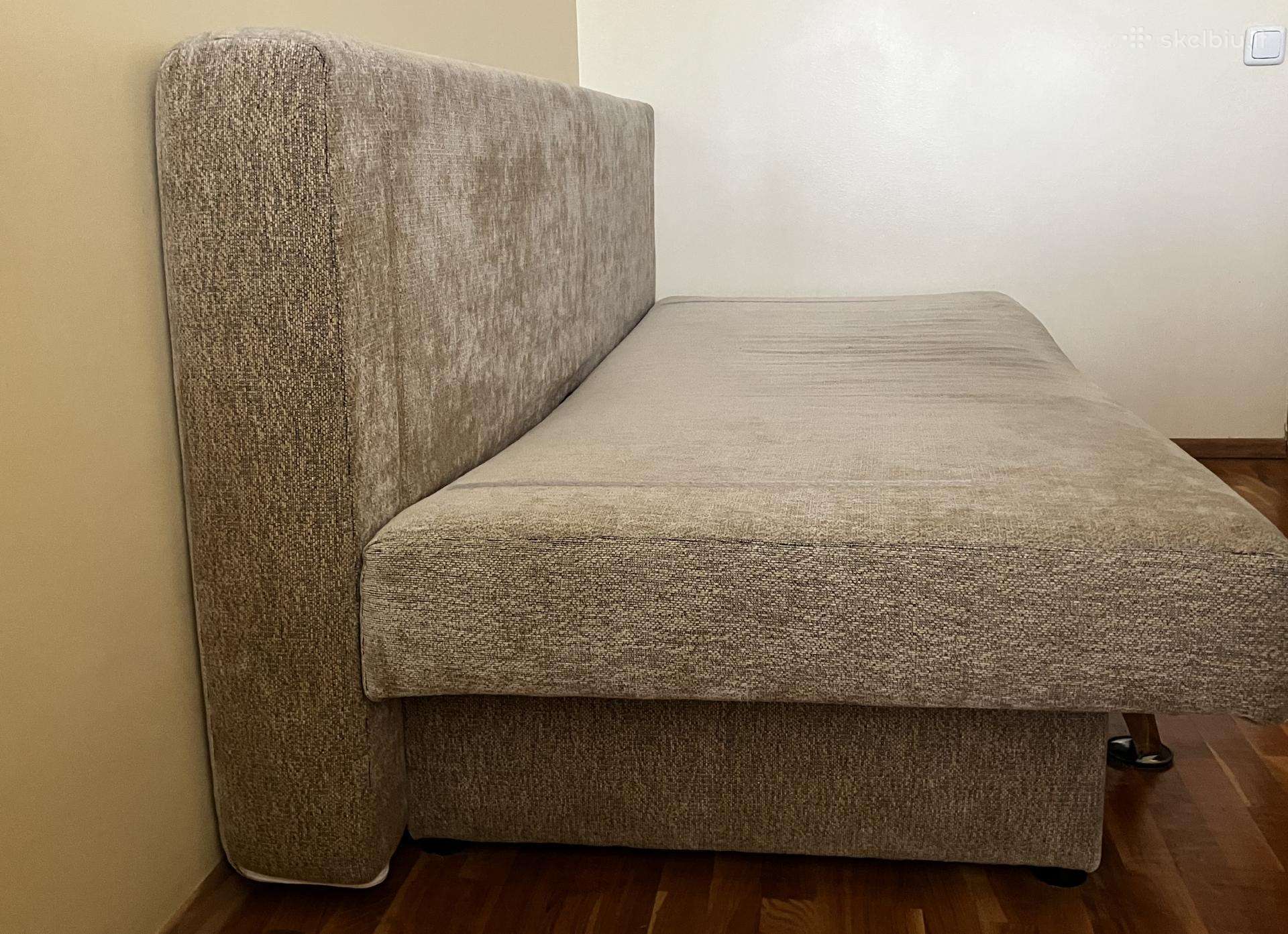 Dovanojama sena sofa-lova
