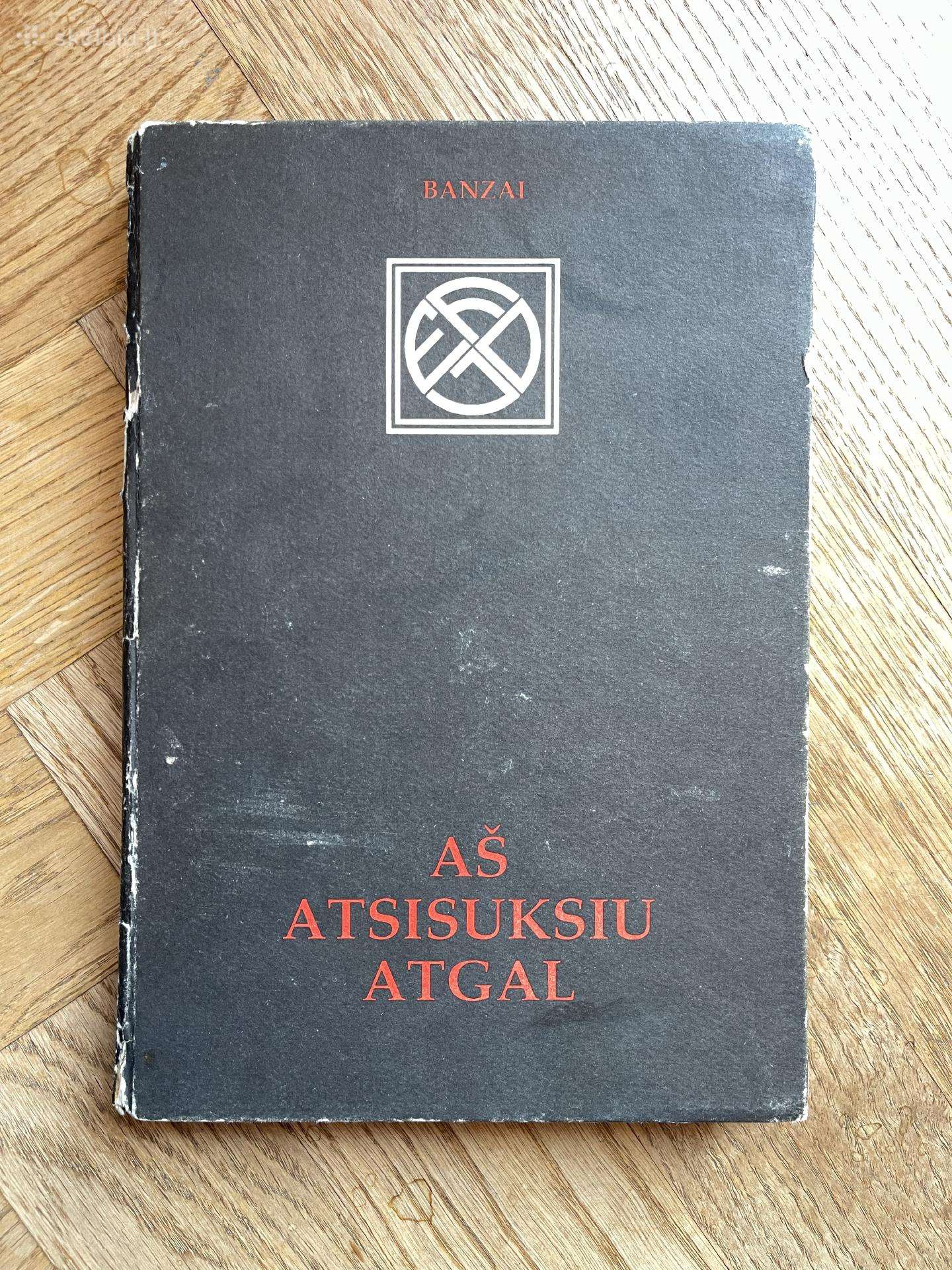 Foje knyga “Aš atsisuksiu atgal