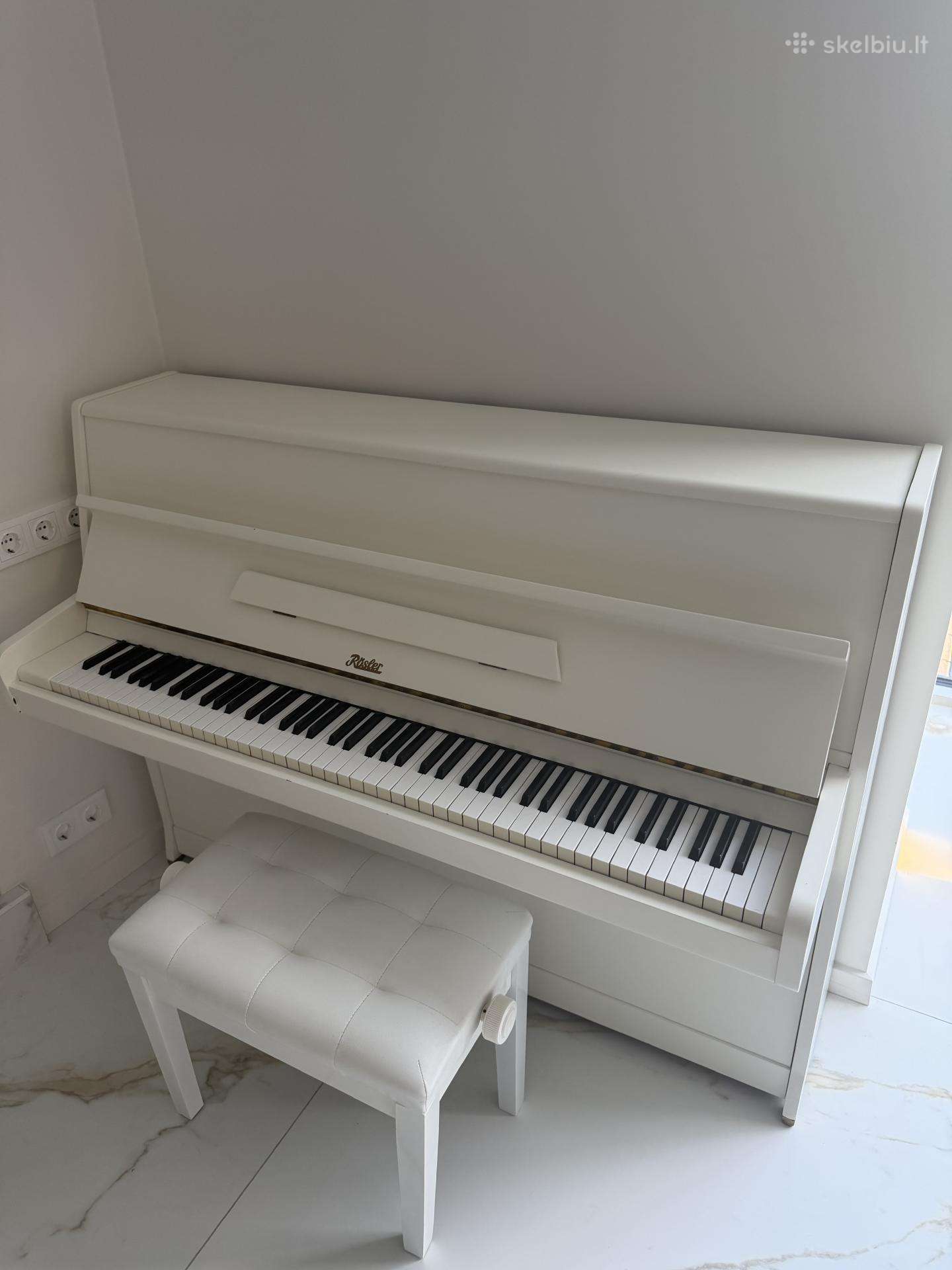 Baltas pianinas