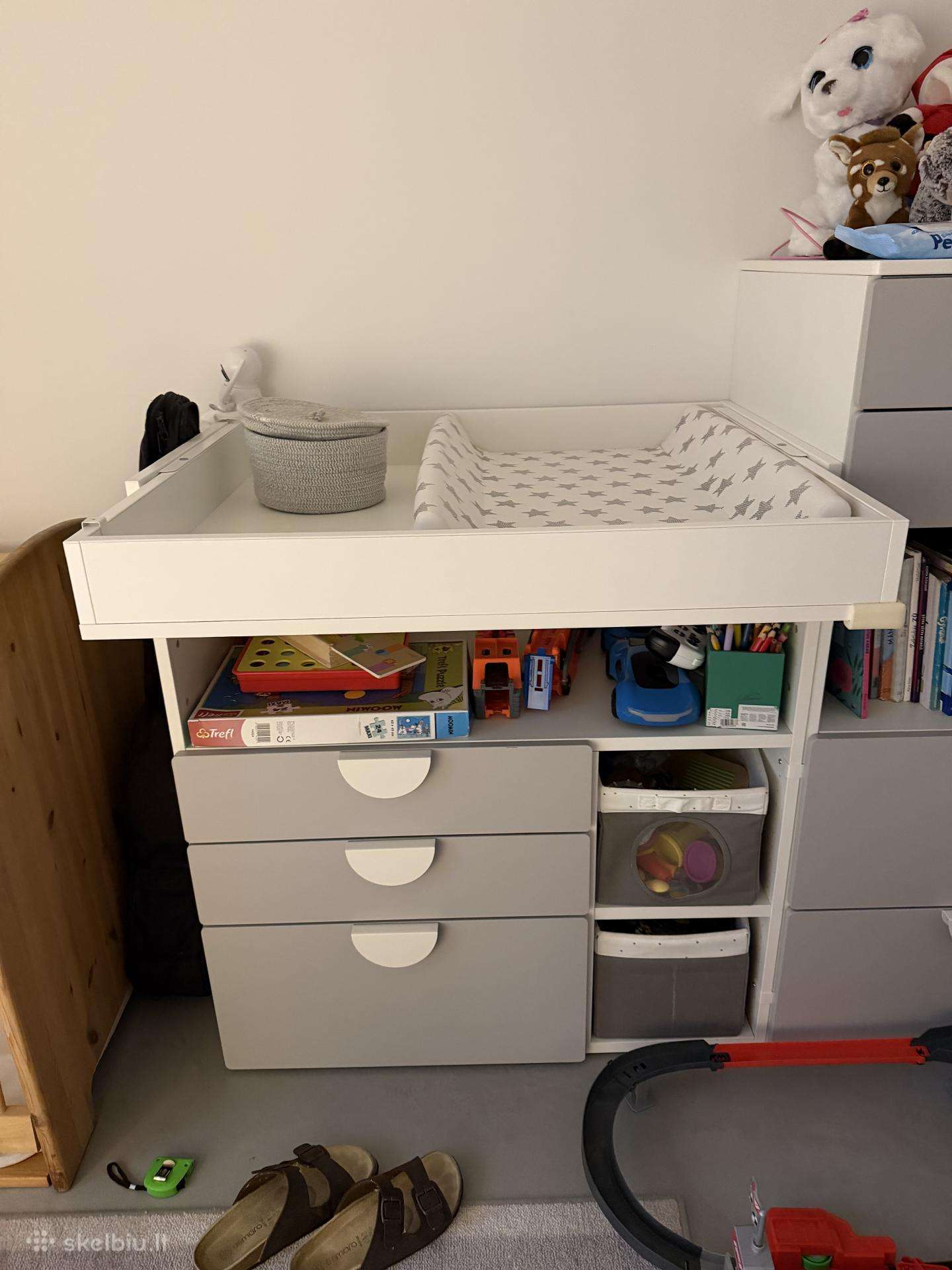 Ikea vystymo stalas su stalčiais