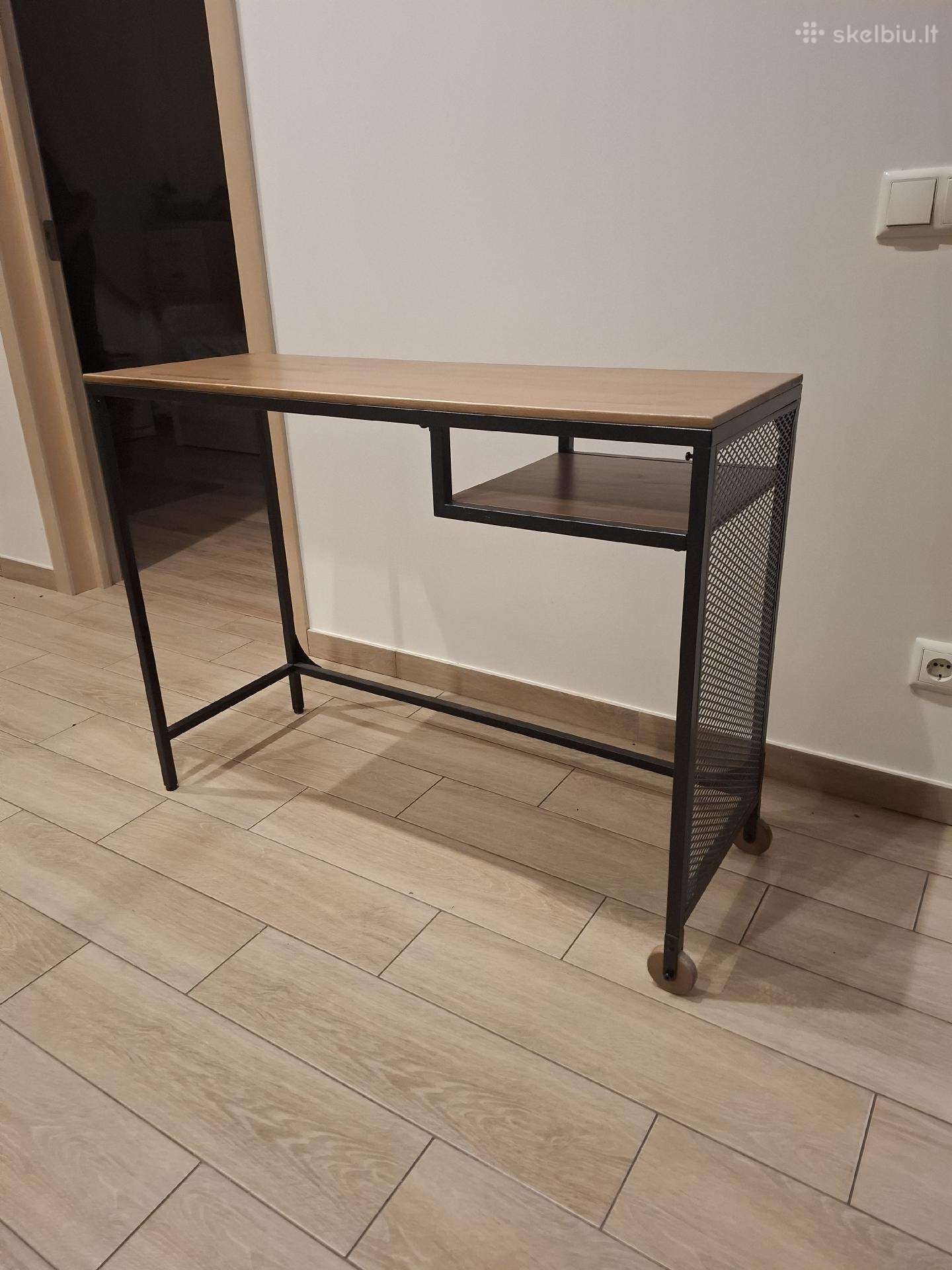TV staliukas (mažai naudotas)