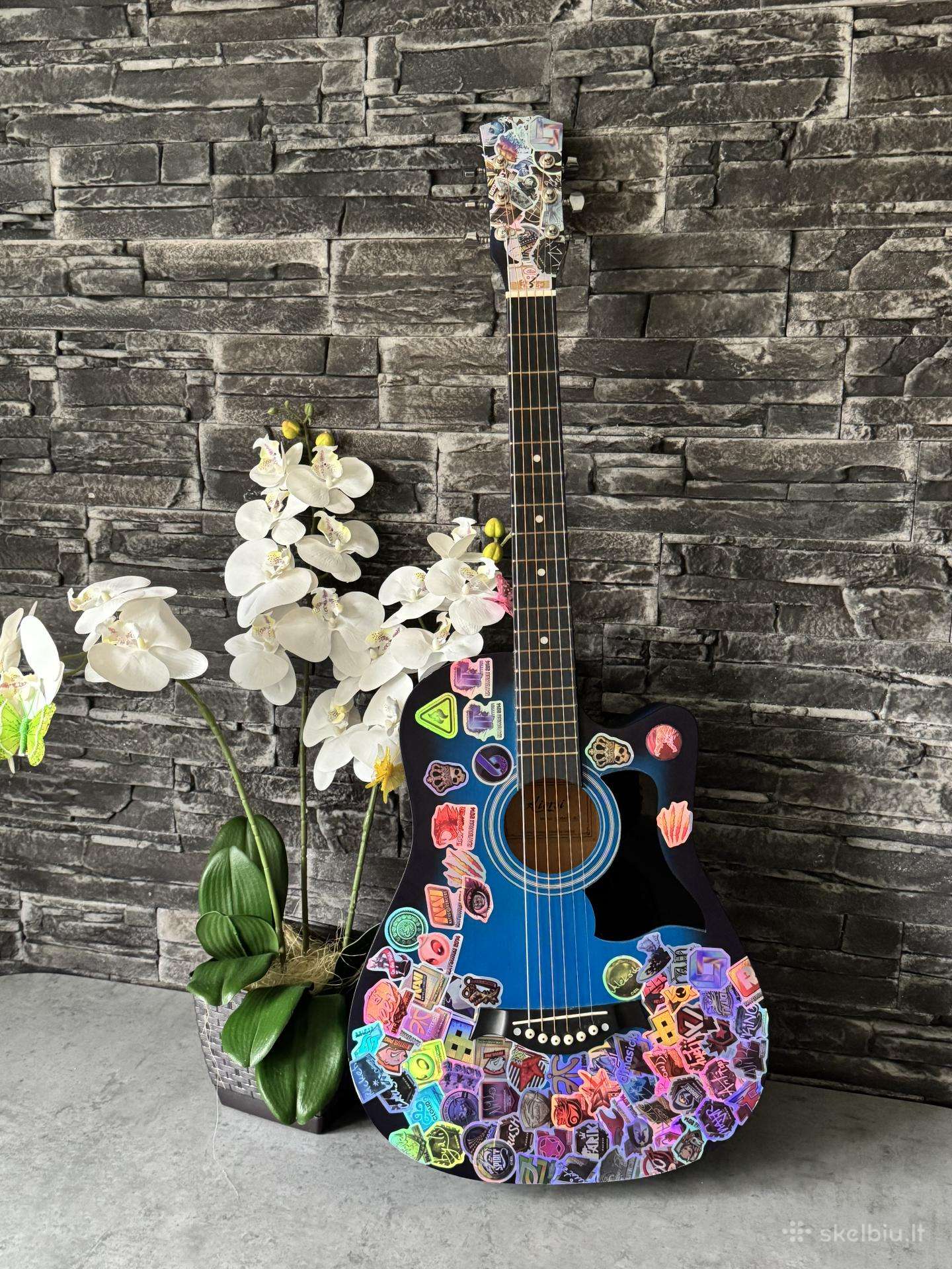 Akustinė mėlyna gitara
