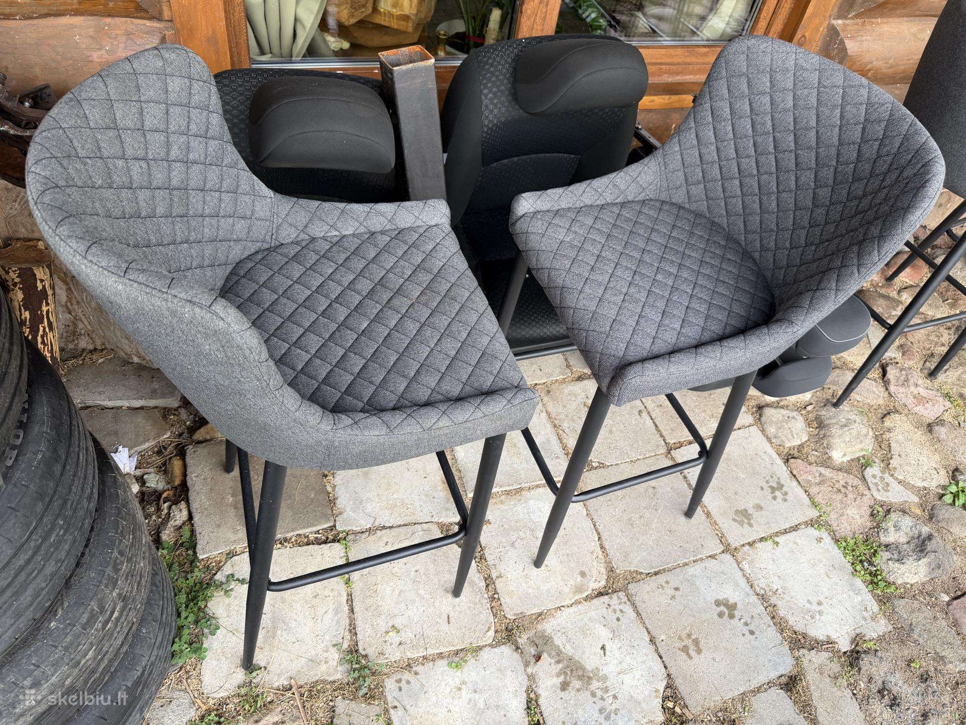5 pilkos minkštos baro kėdės