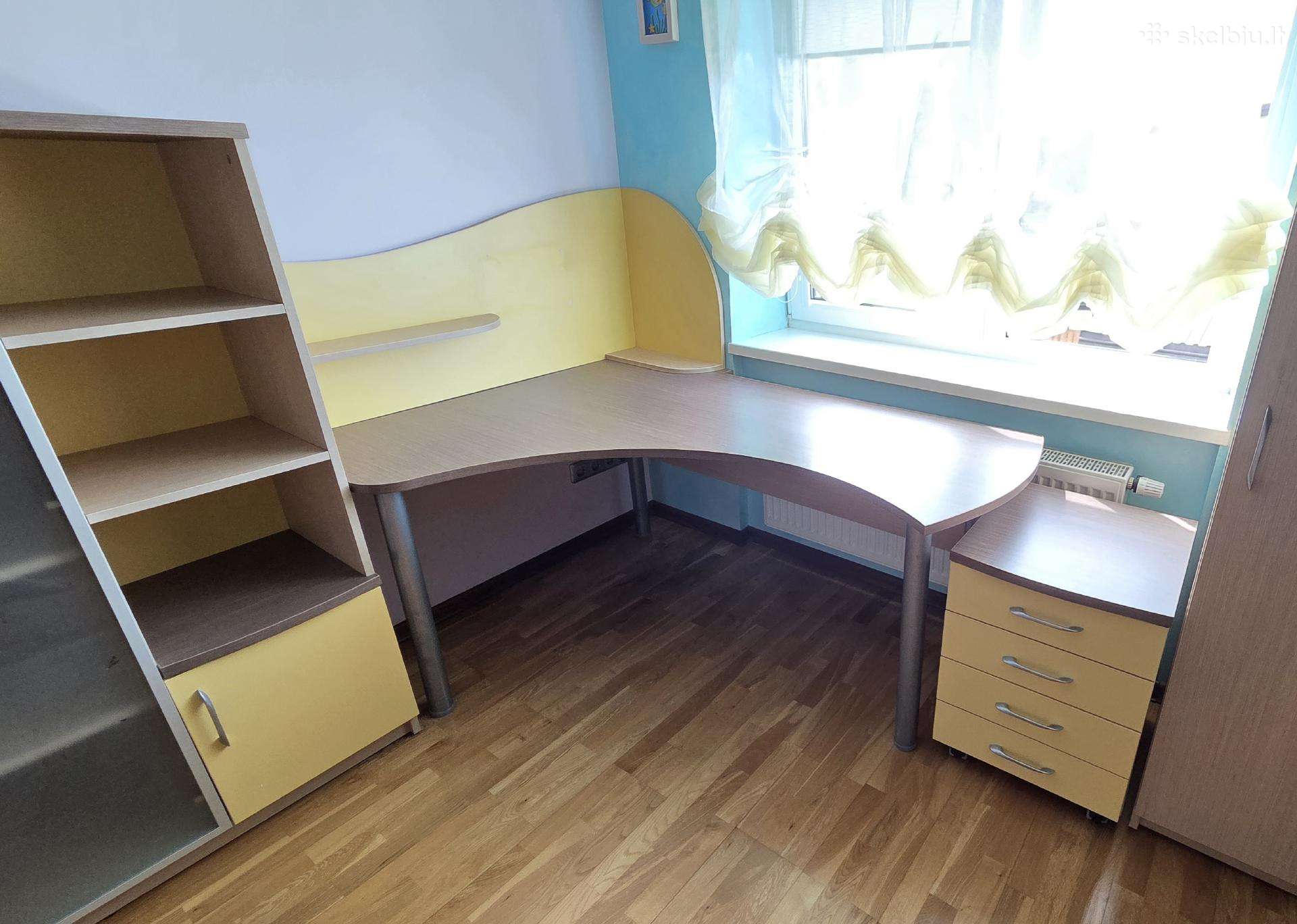 Parduodamas stalas ir spintelė su stalčiais