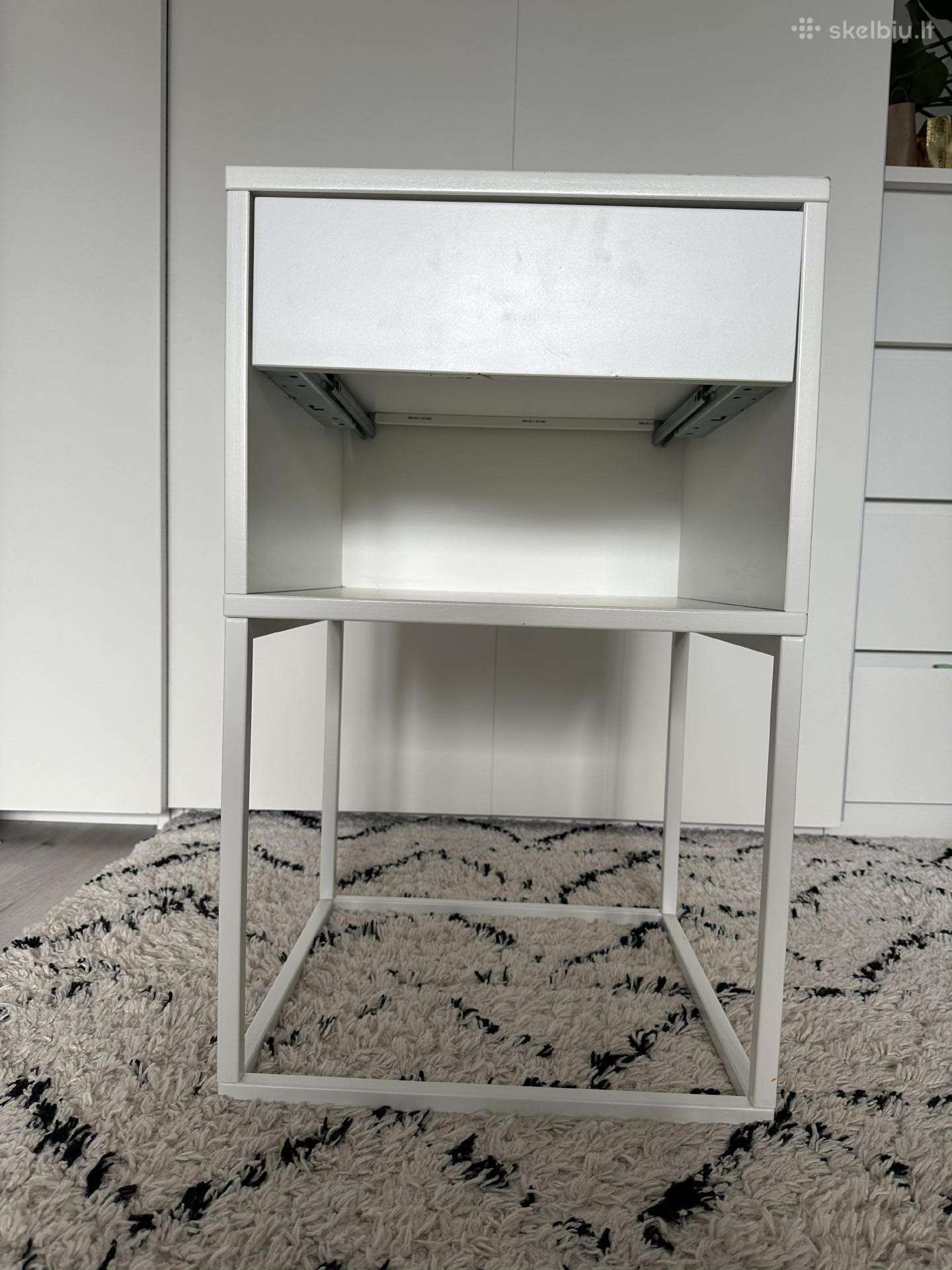 Vikhammer naktinis staliukas iš Ikea