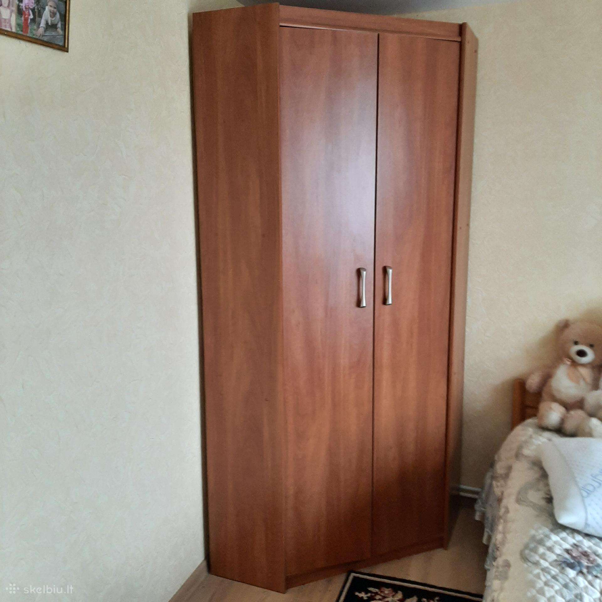 Parduodu kampinė spinta.