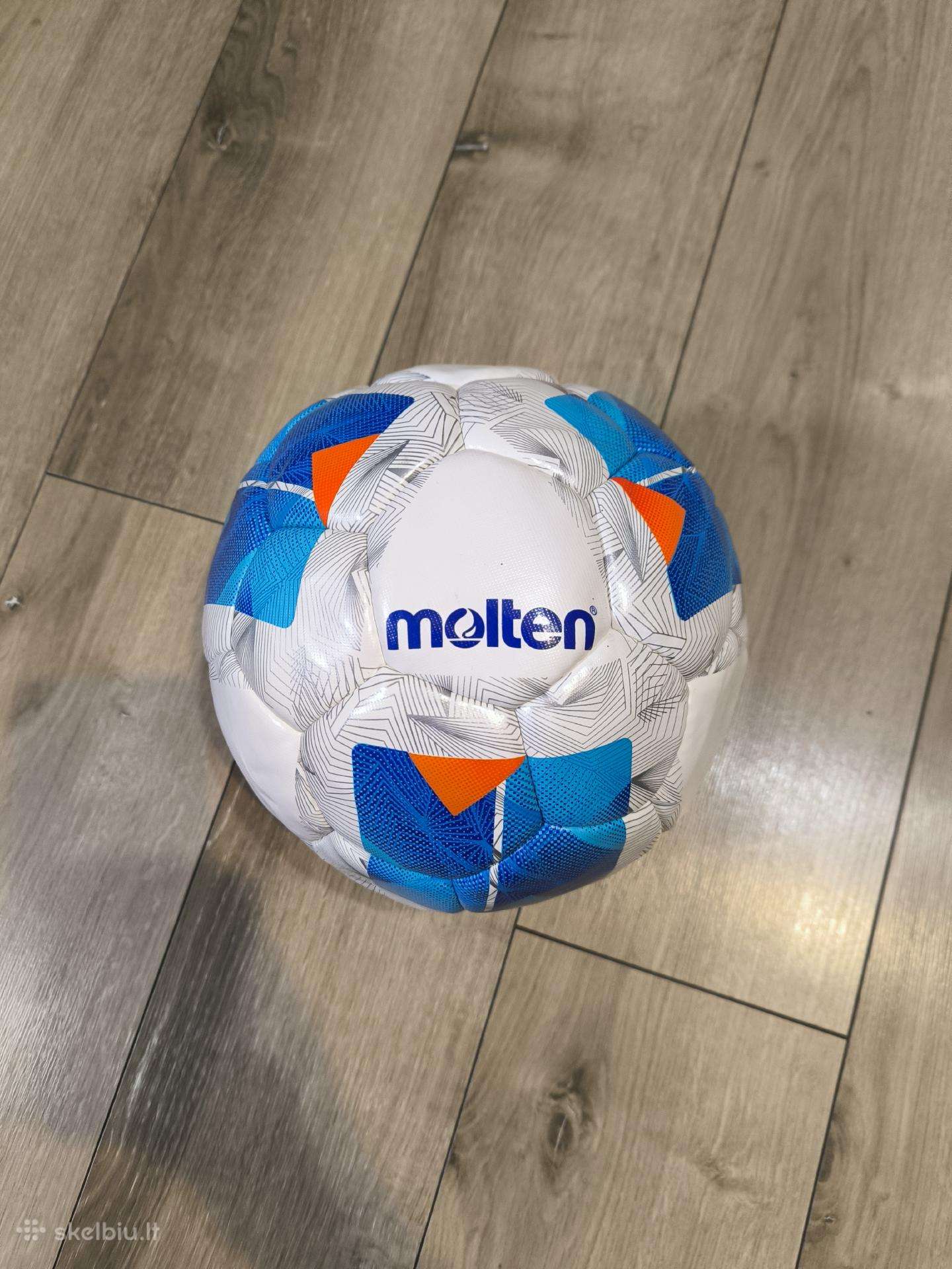 Naujas futbolo kamuolys