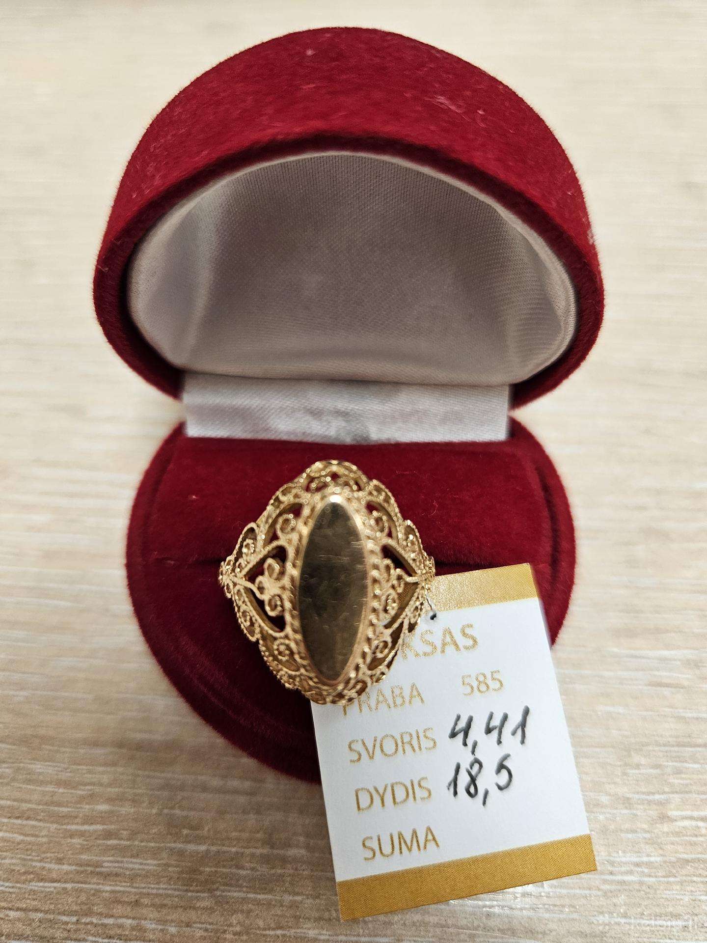 Auksinis žiedas - 419 Eur.