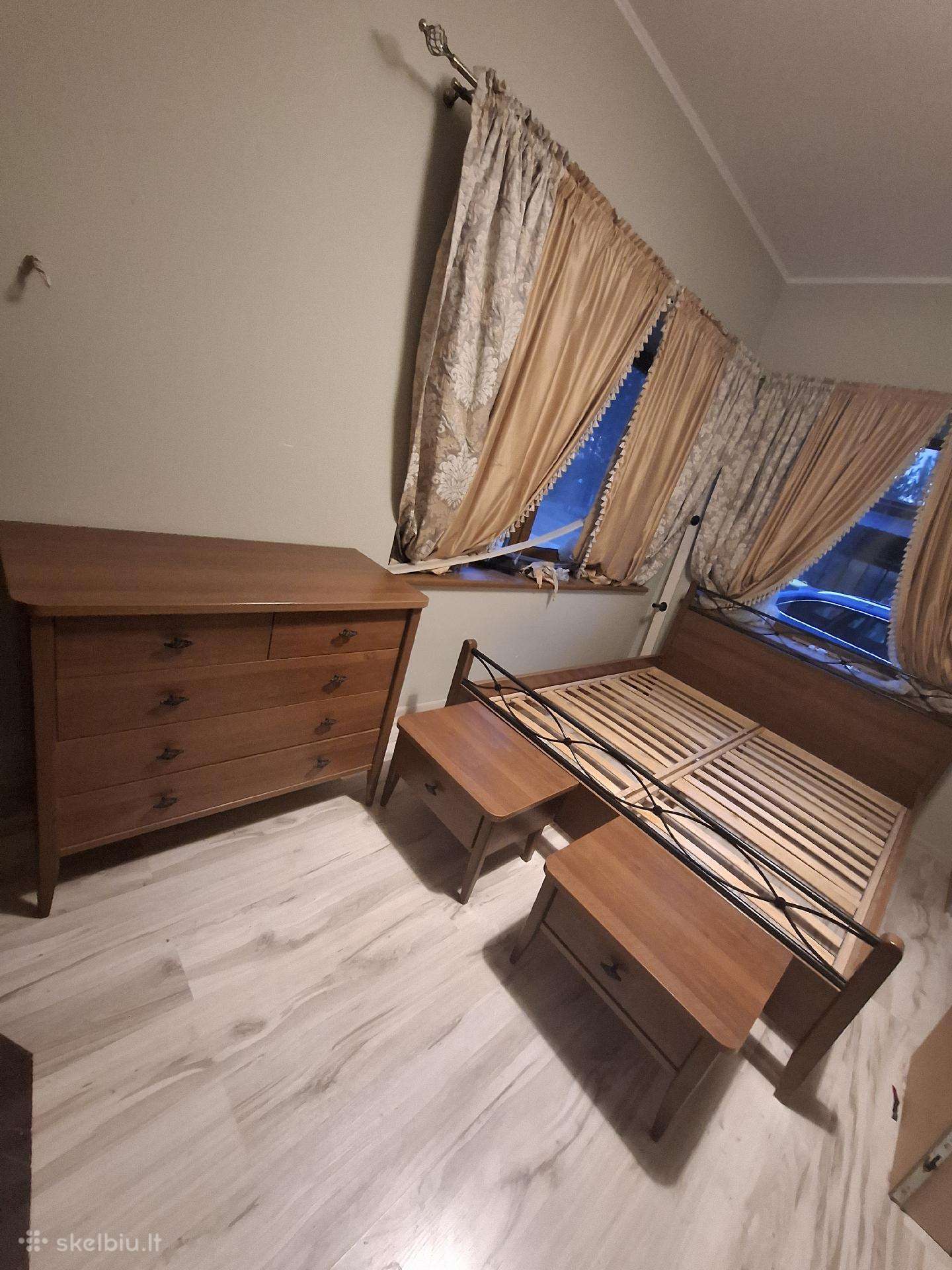 Sviesiai rudas miegamojo komplektas