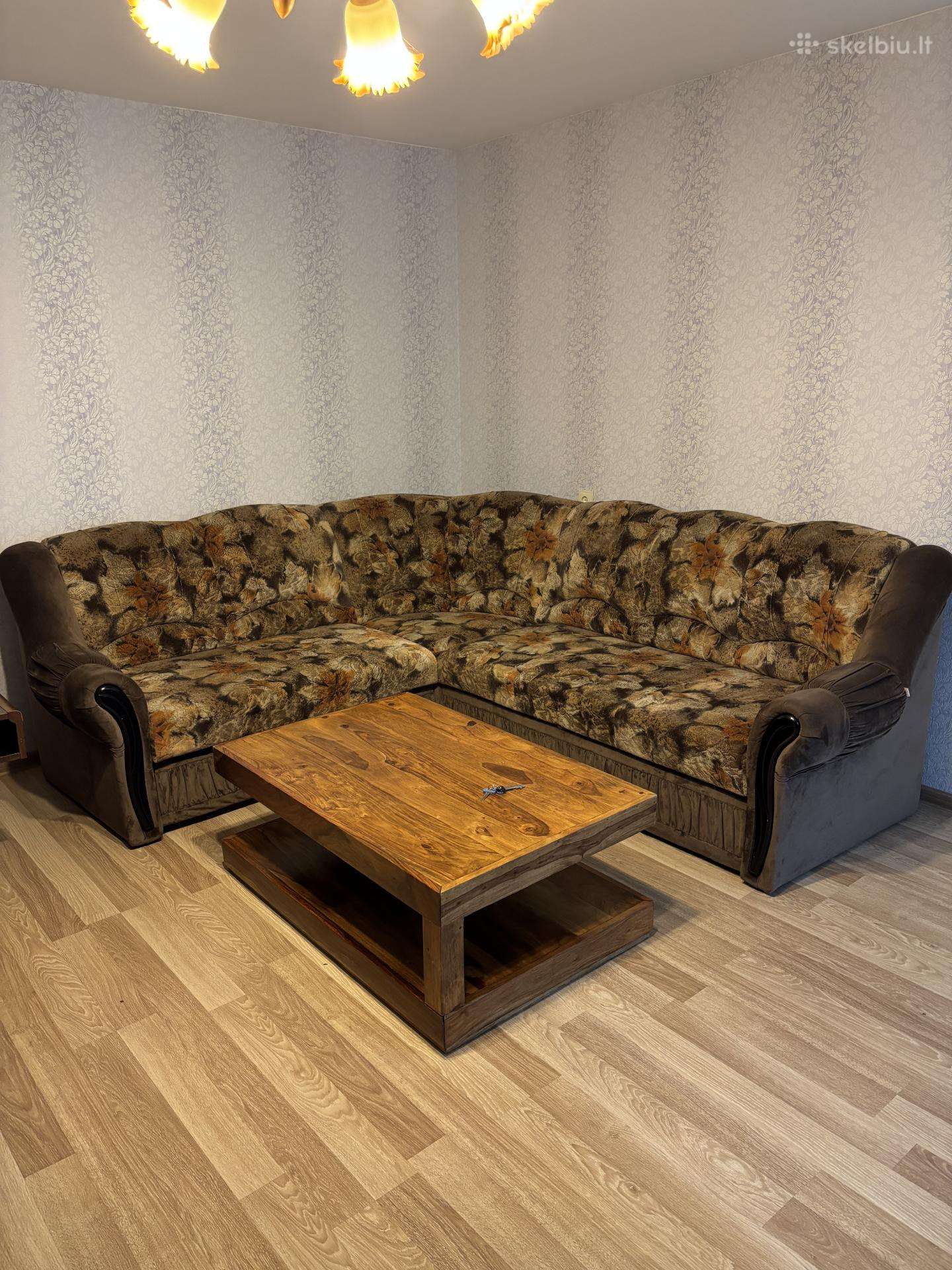 Kampine sofa su miegamąją dalimi
