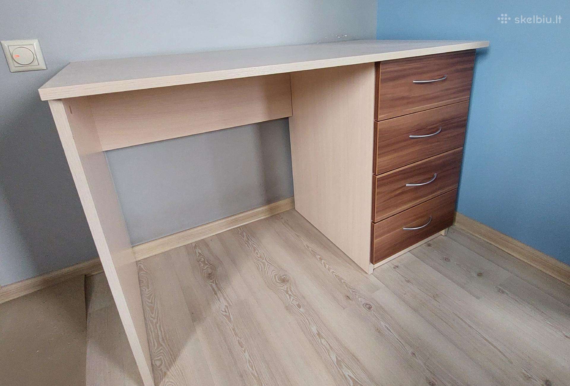 Rašomas stalas ir kampinė lentyna