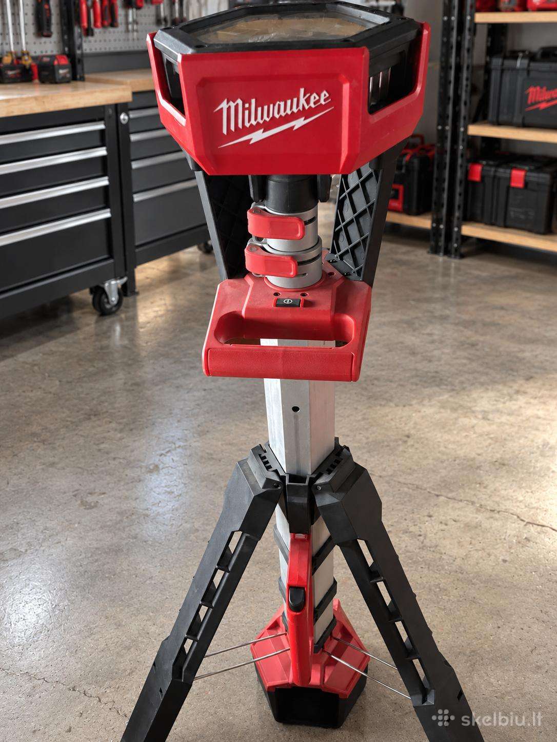 Milwaukee M18 Sal-0 LED prožektorius su stovu