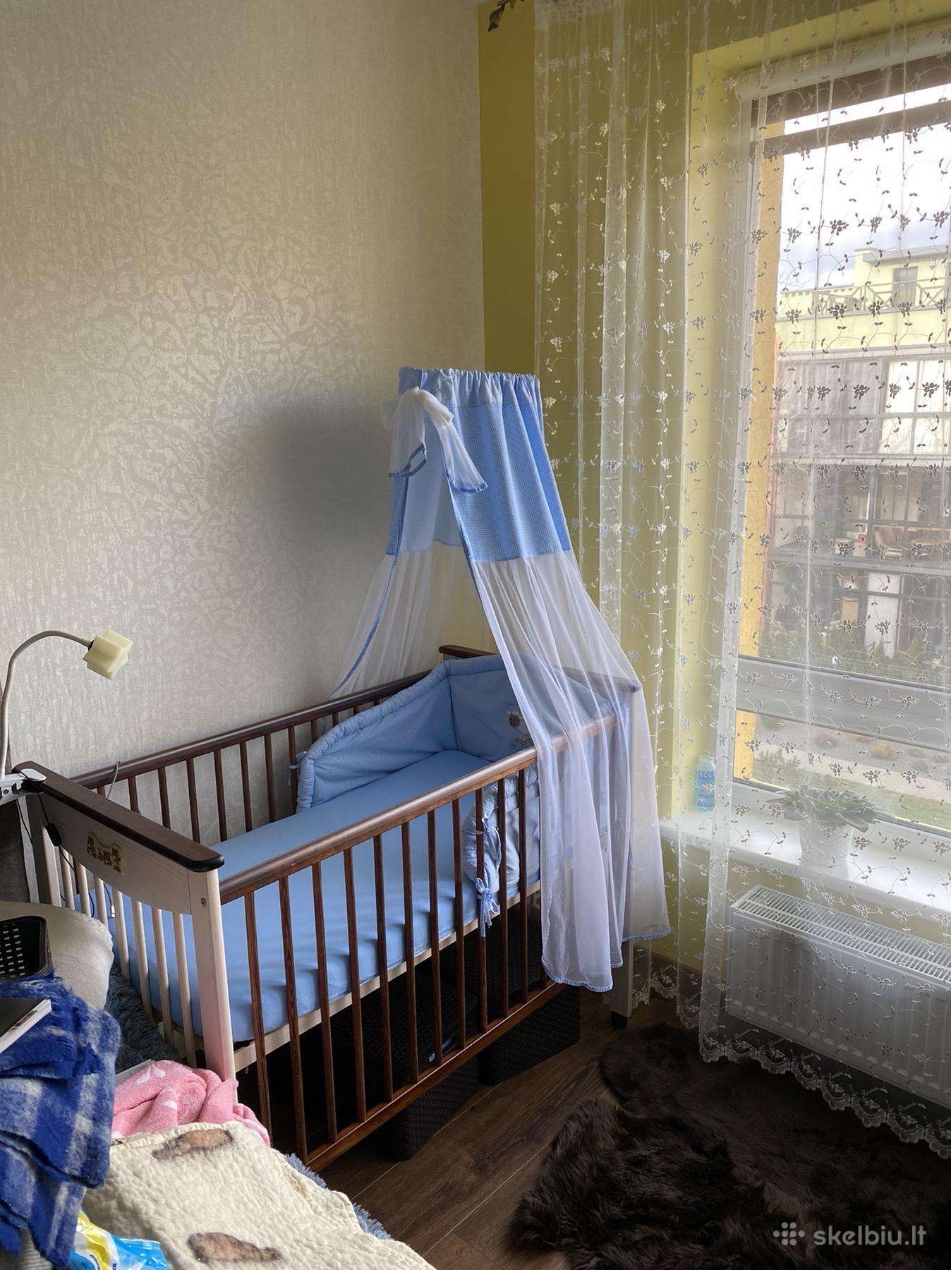 Medinė kūdikio lovytė su nuleidžiamu šonu
