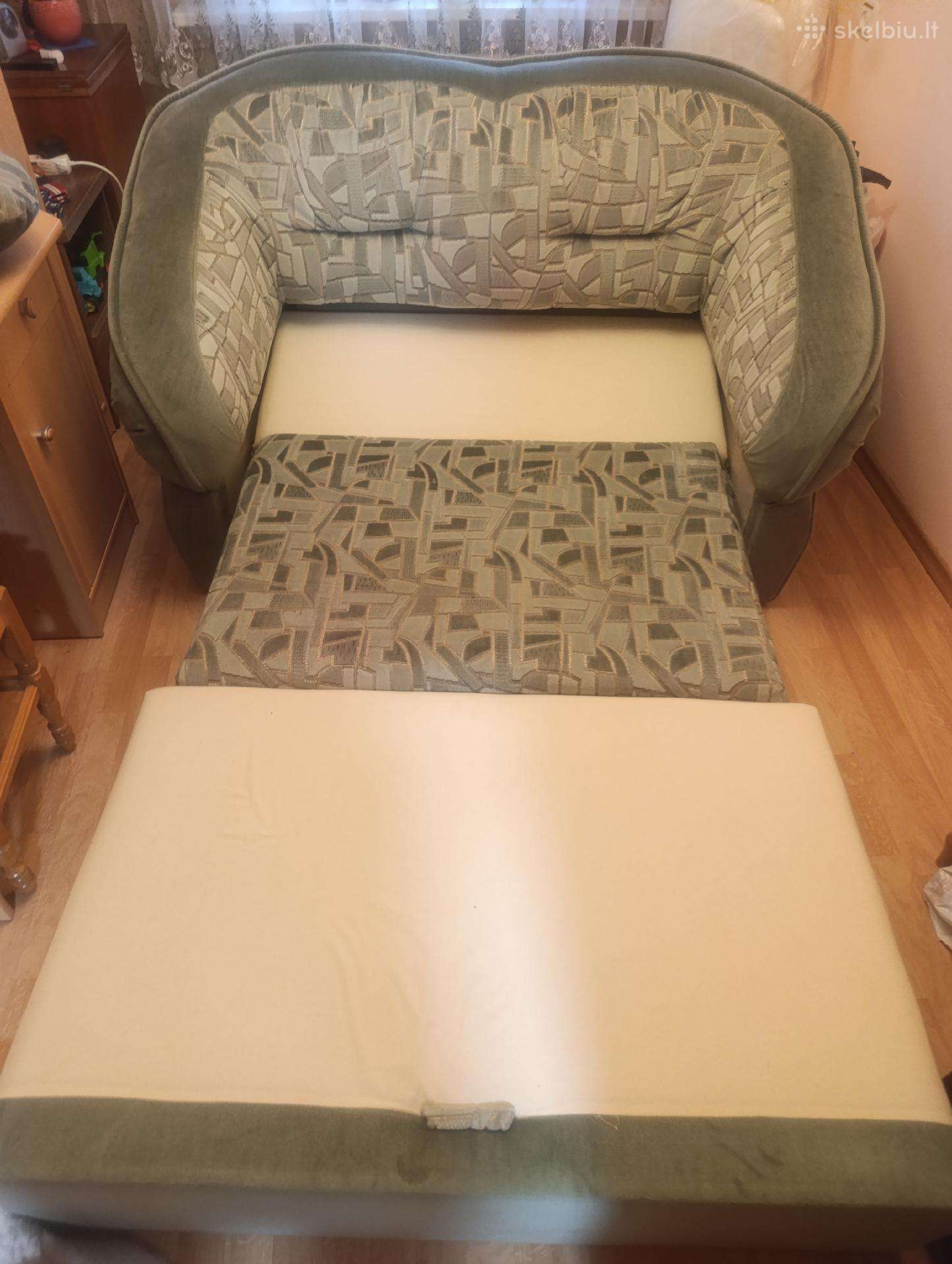 Sofa su miegama dalimi
