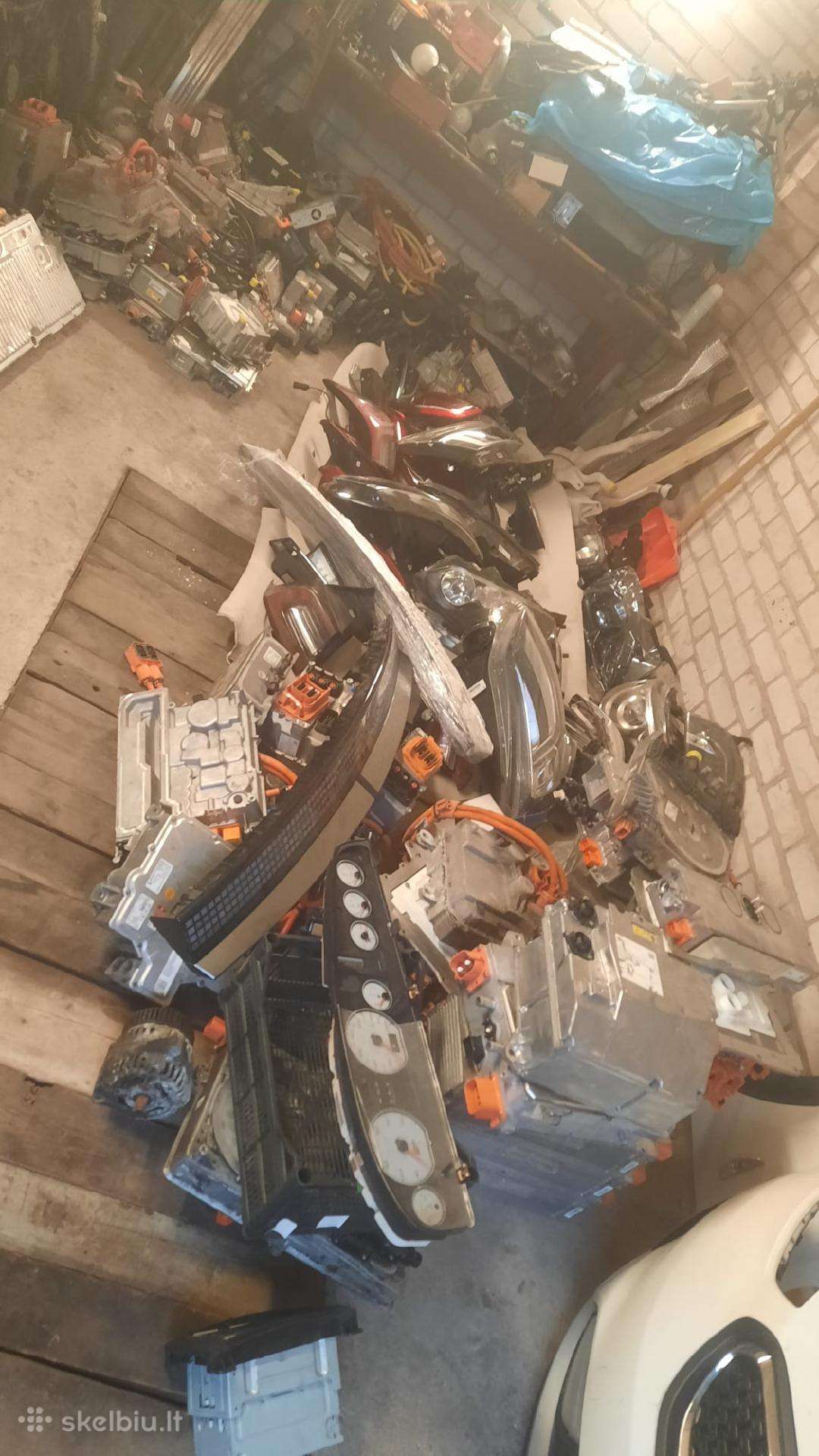 Parduodamos automobilio dalys
