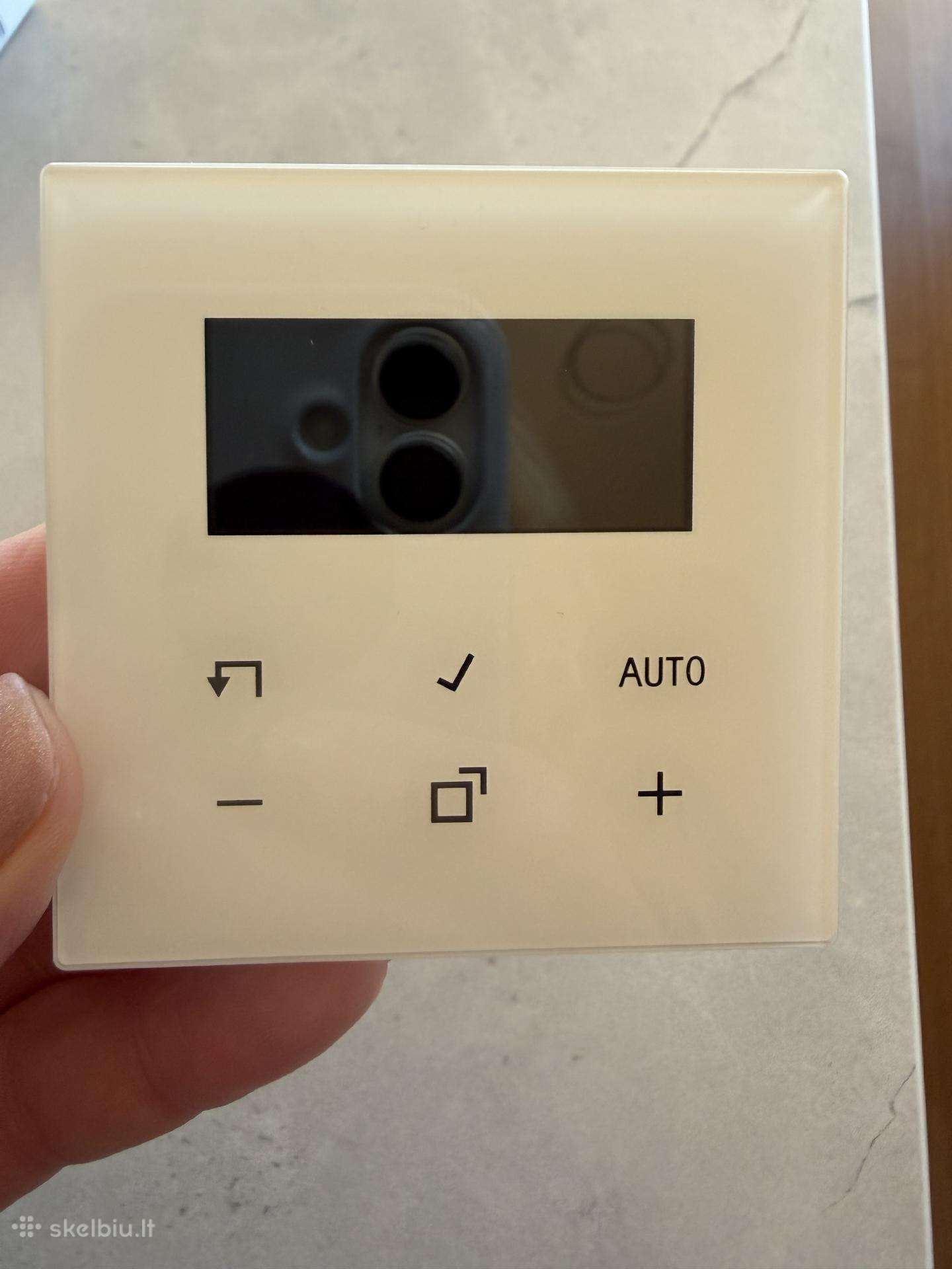 Jung termostato ekranas