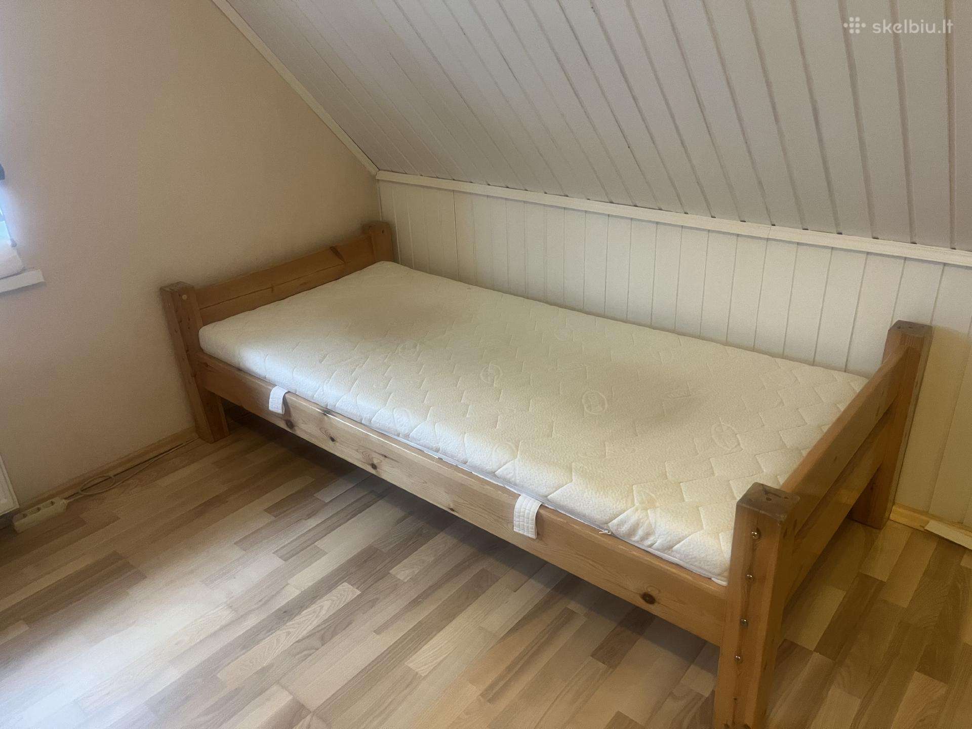 Medinė lova su čiužiniu