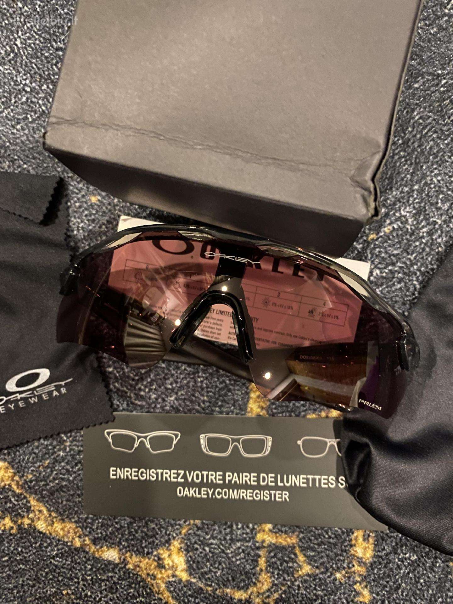 Oakley akiniai