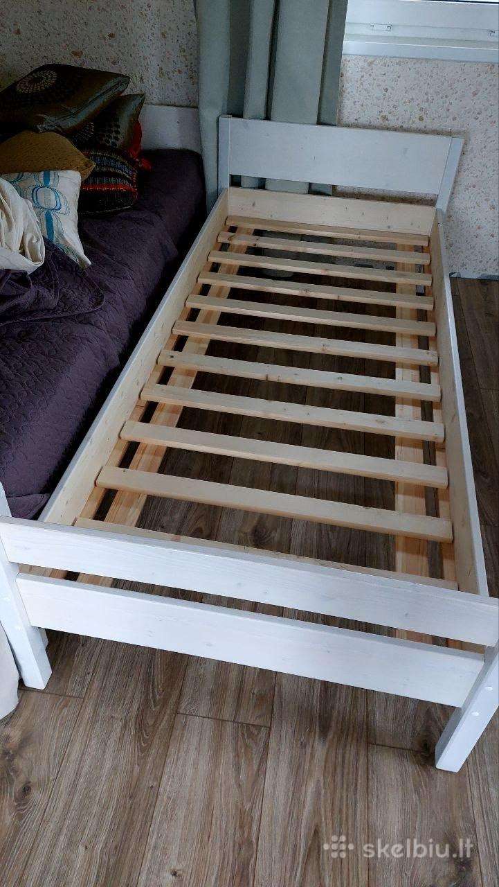 Dvi medinės viengulės lovos
