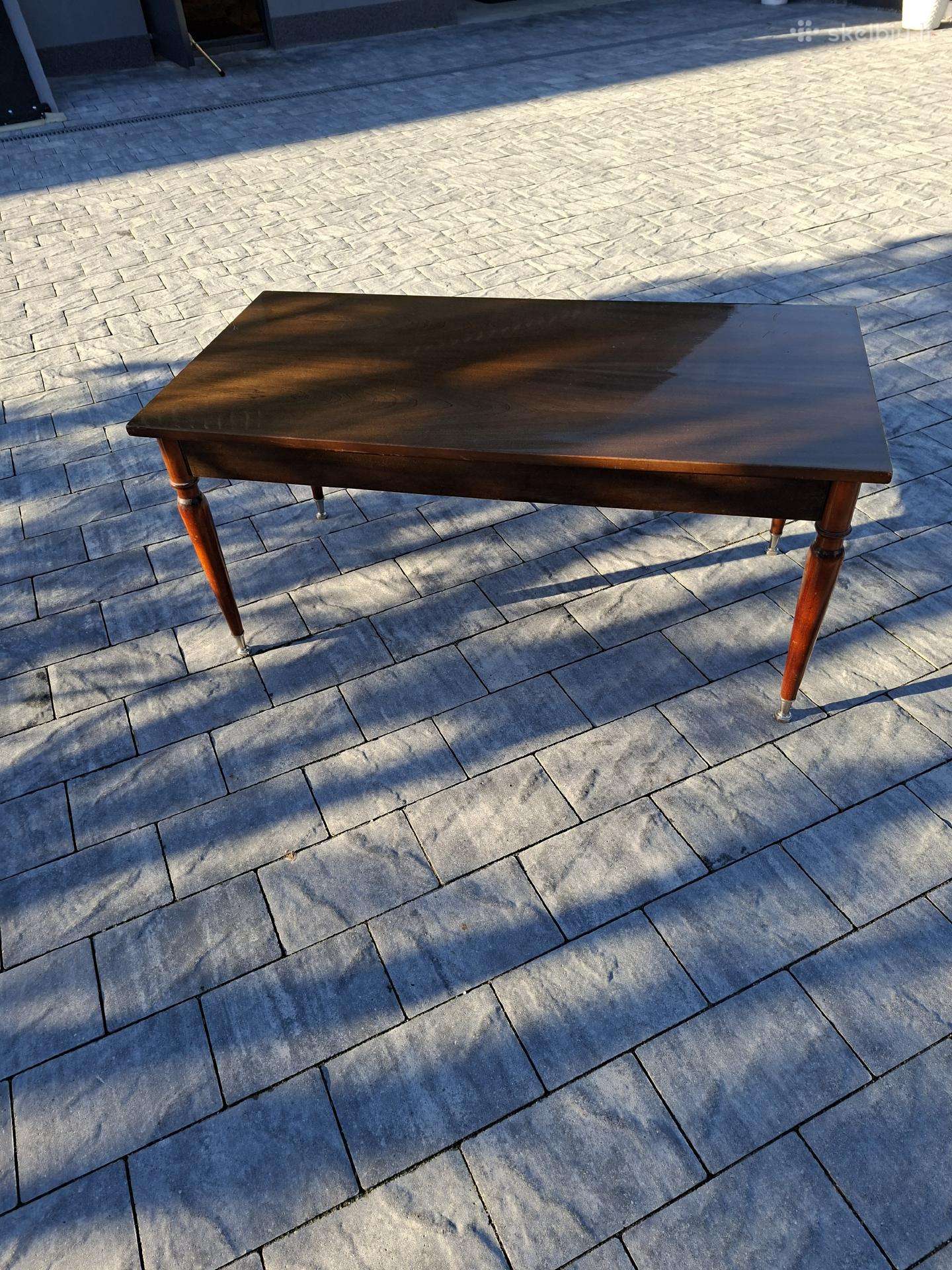Stalas ,žurnalinis,kavos.