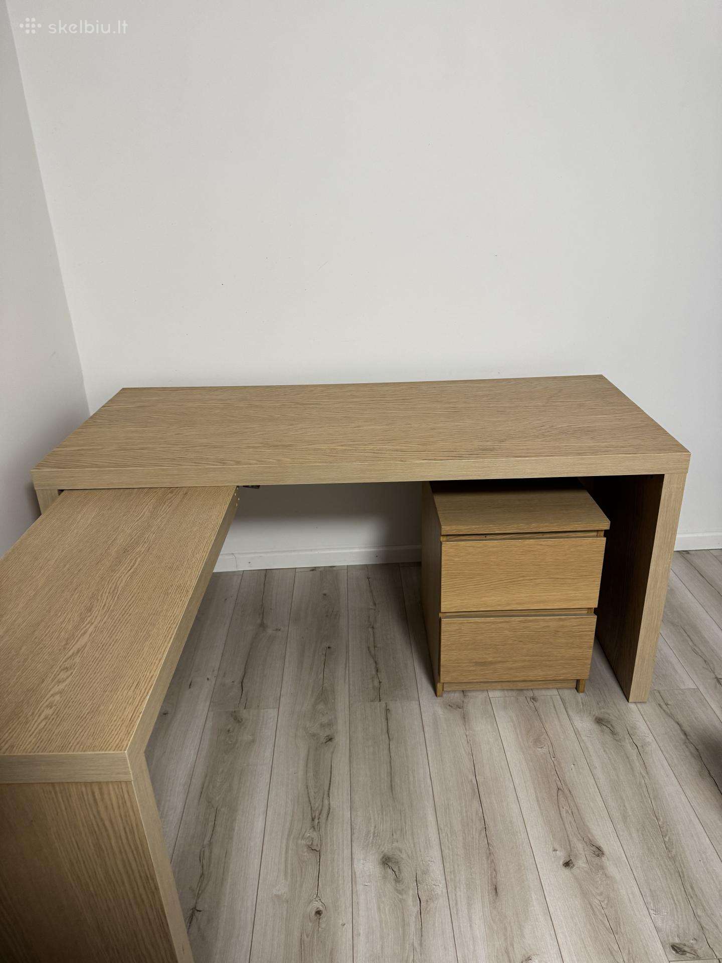 Stalas su slankiojančiu kampu ir spintelė