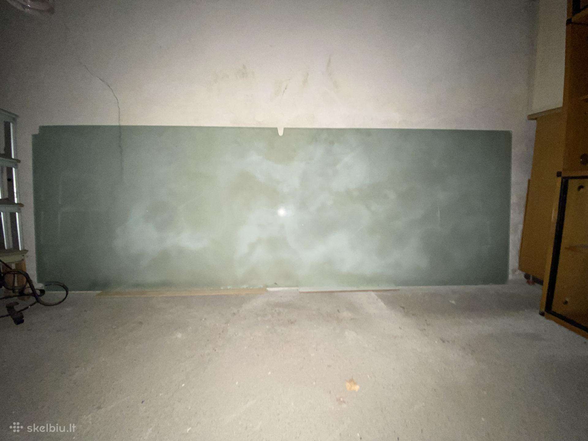 Grūdinto matinio stiklo sienelė