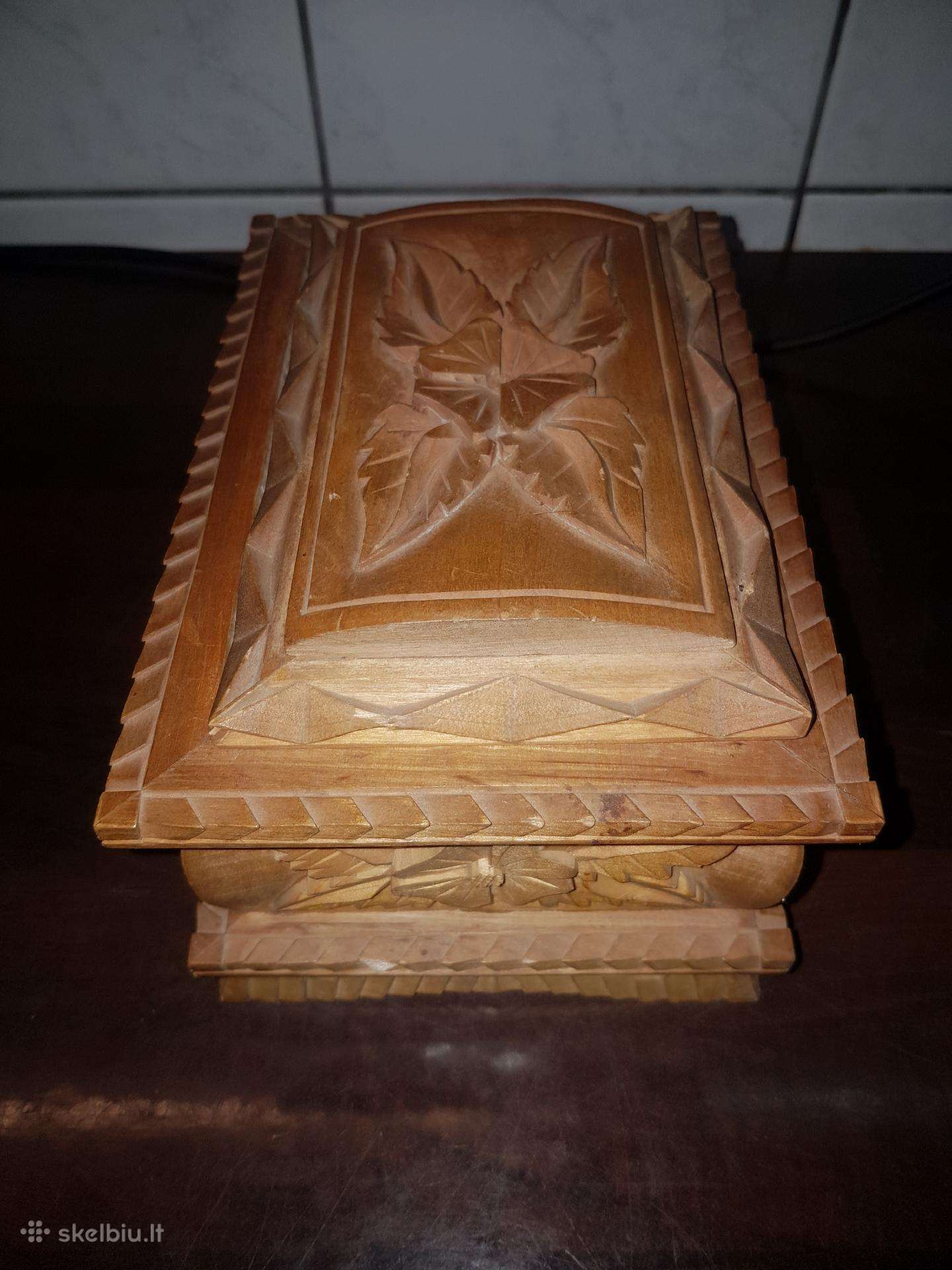 Medinė papuošalų dėžutė