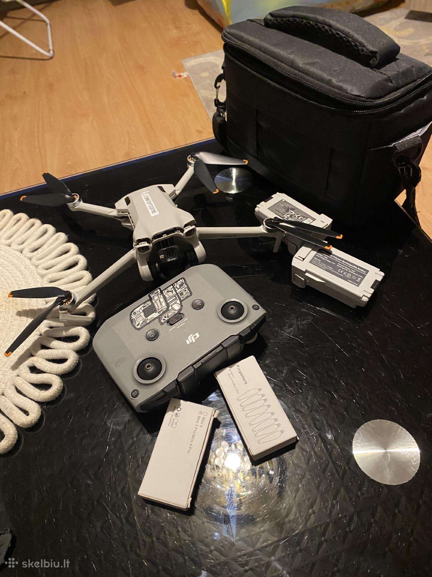 Dji Mini 3 dronas su pultu ir 2 veikiančiomis ba