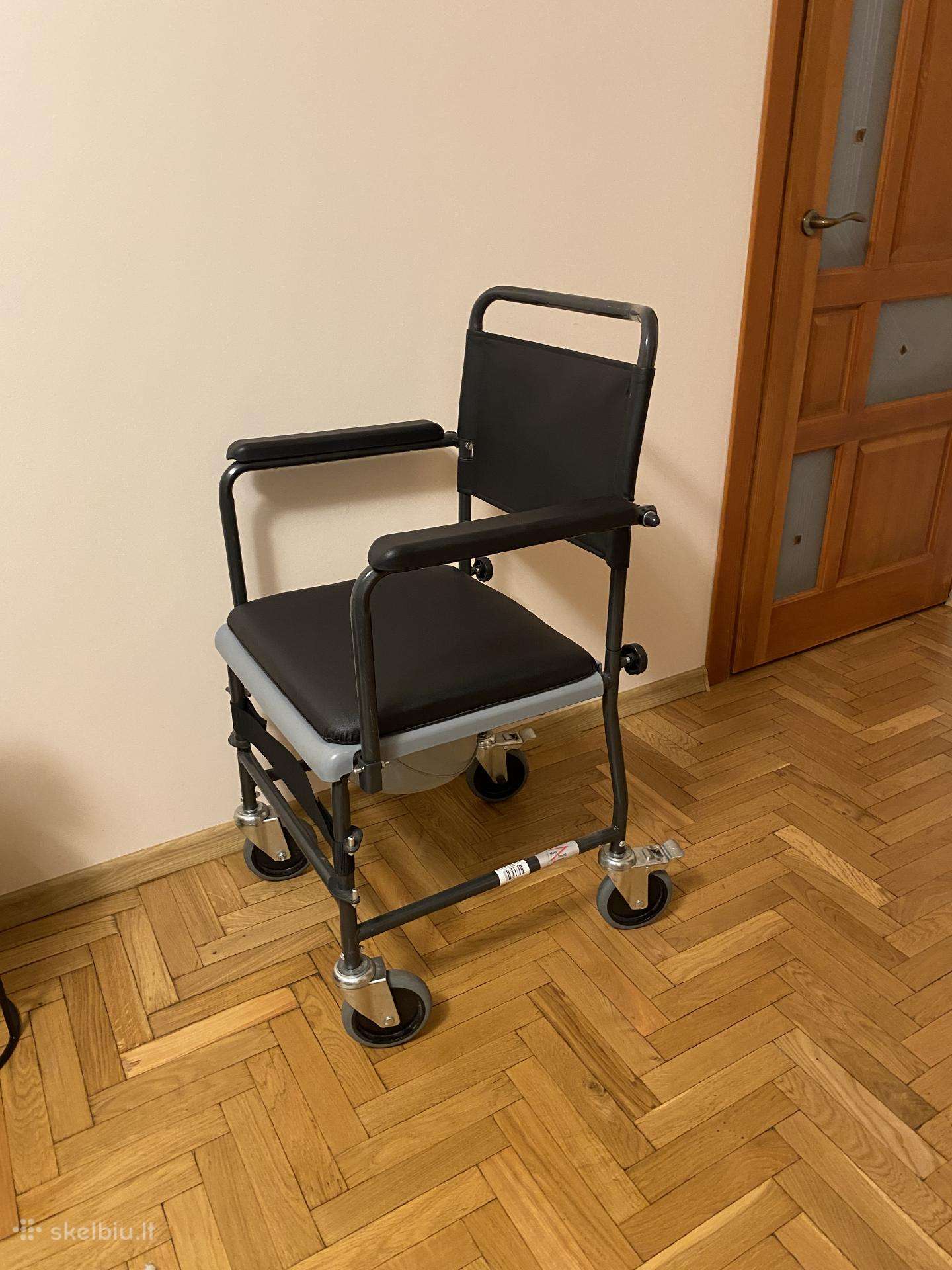 Neįgaliojo tualeto kede su ratukais