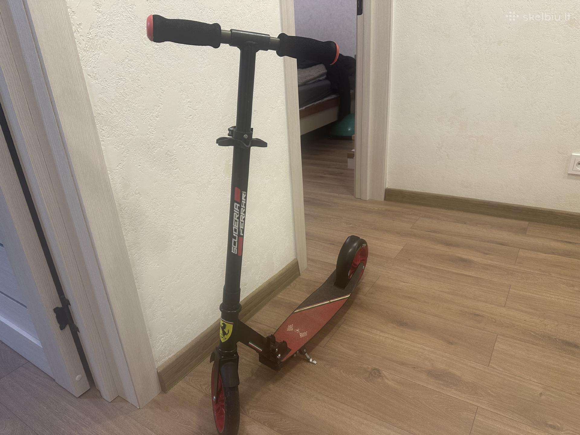 Vaikiškas Ferrari paspirtukas