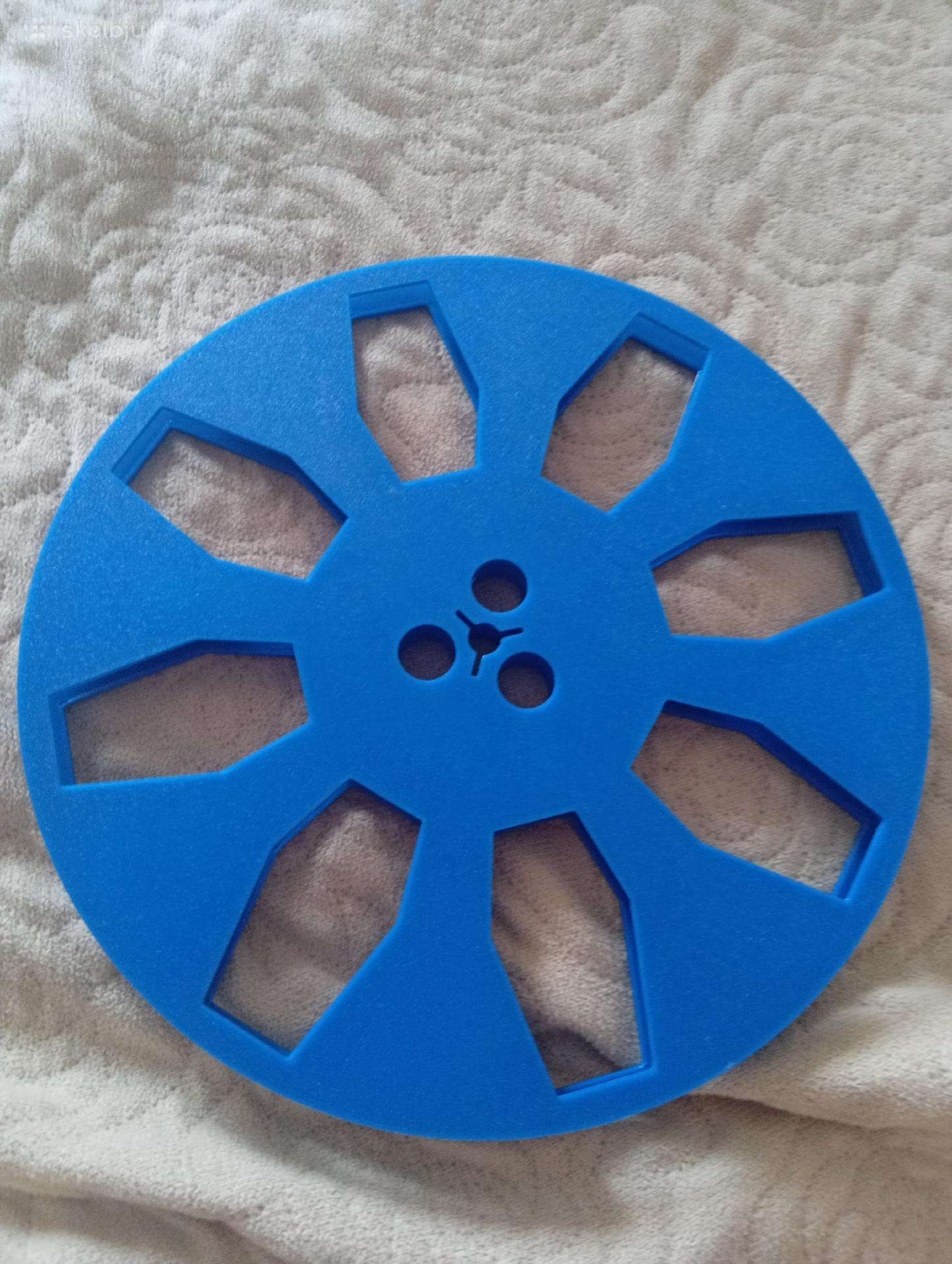 Parduodu nauja 22cm ritė +10vnt. audio kasetės