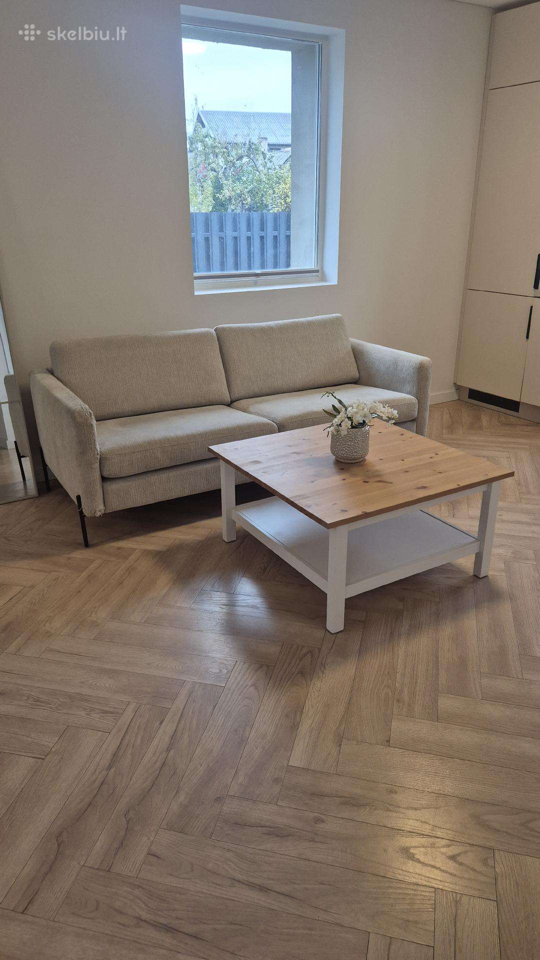 Žurnalinis staliukas ir sofa, komplektas