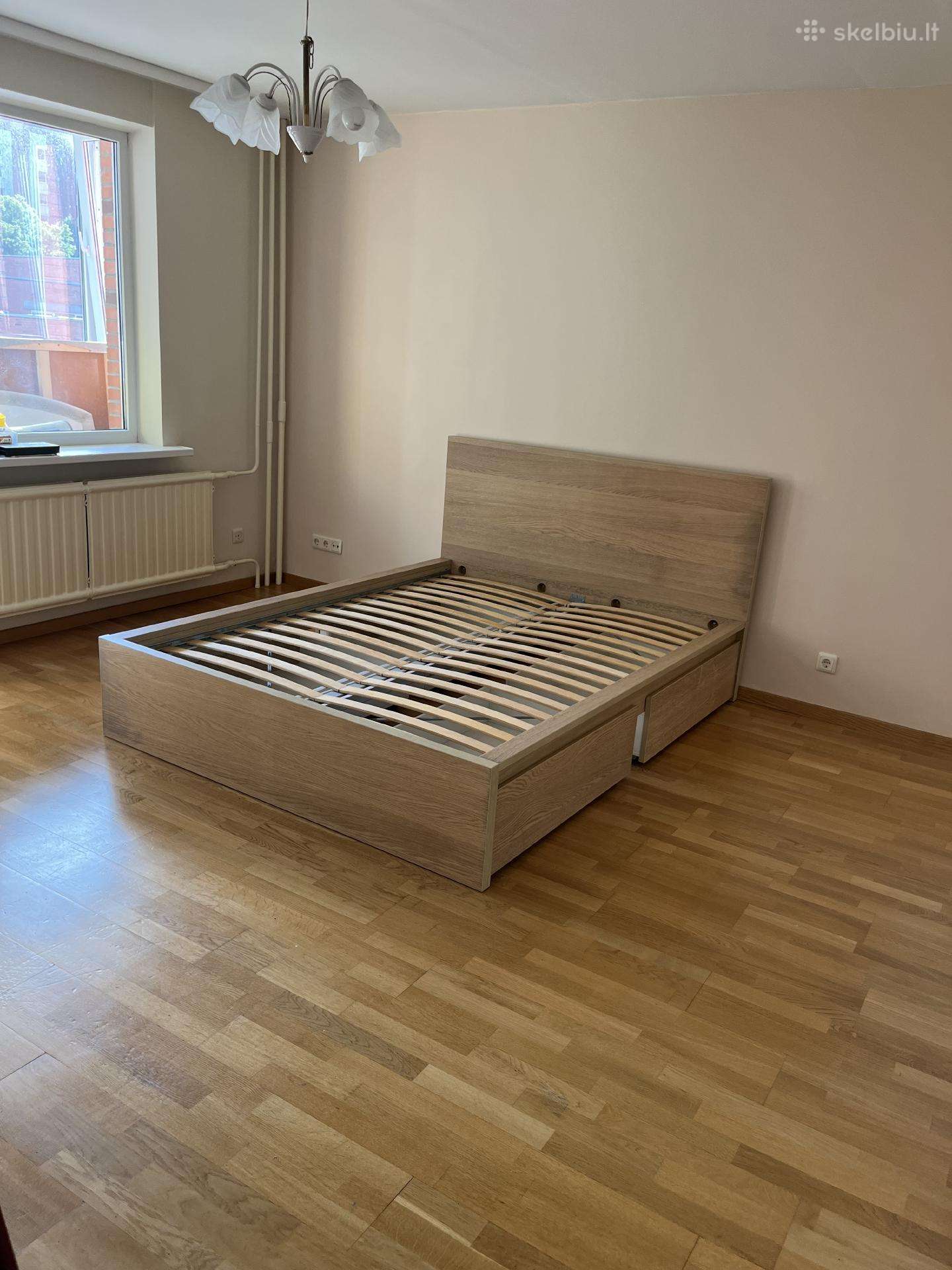 Dvigulė lova 150x200 su 4 stalčiais iš šonų