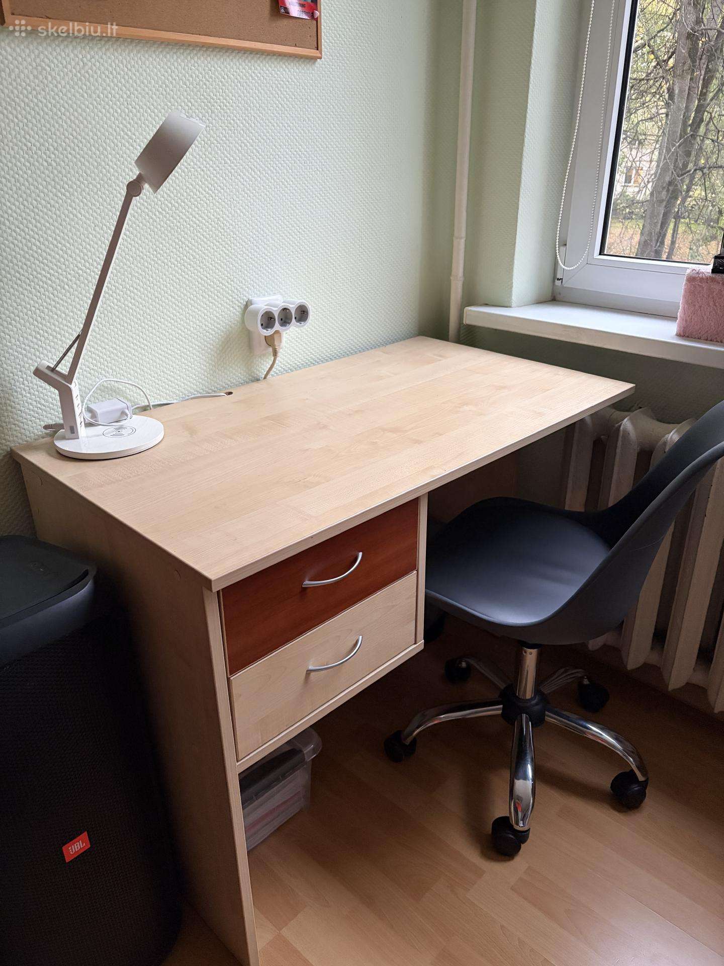 Rašomasis stalas su kėde