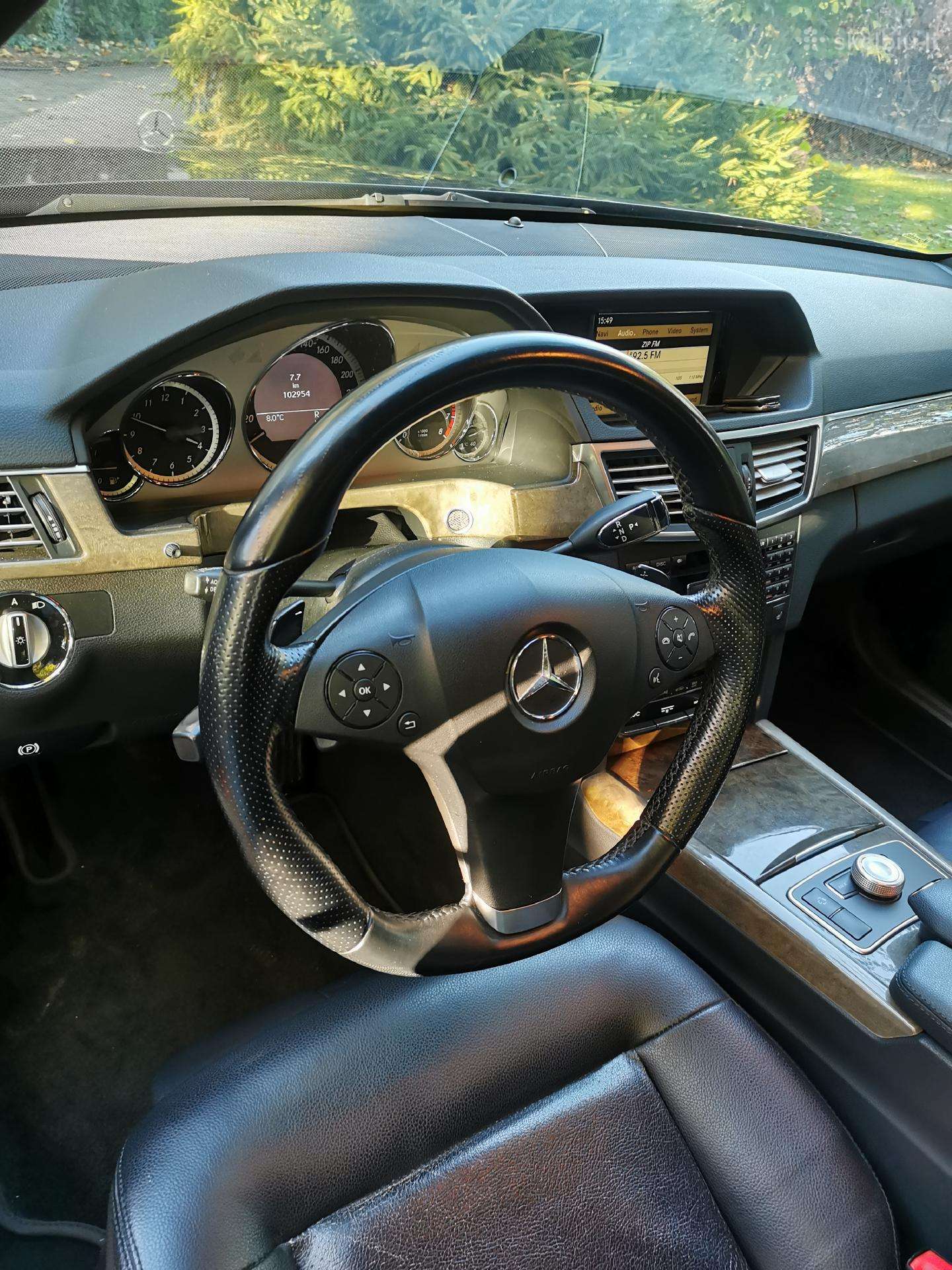 Mercedes-Benz E350, Седан