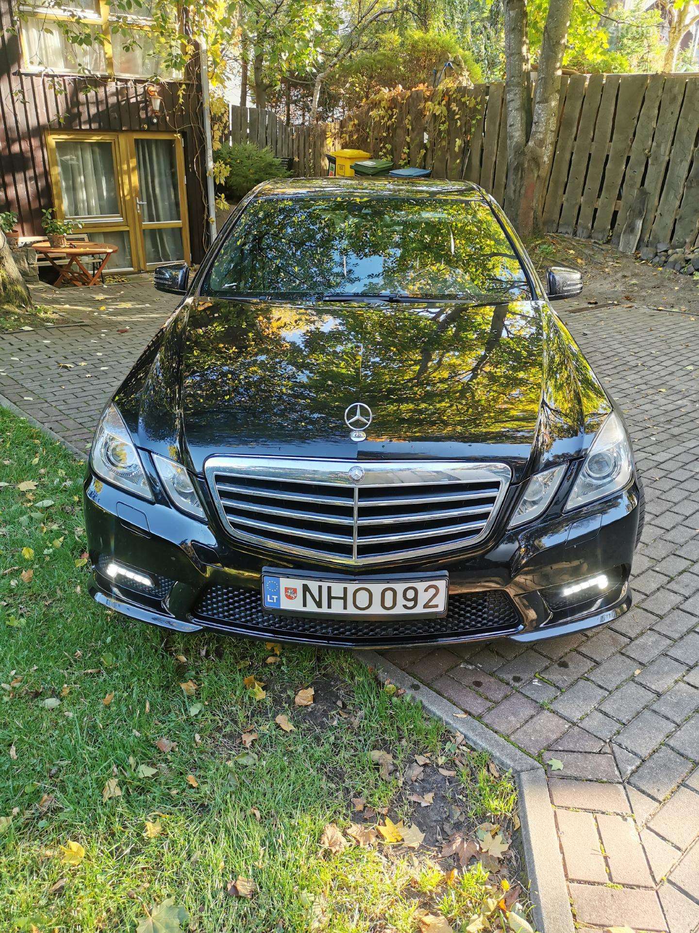 Mercedes-Benz E350, Седан