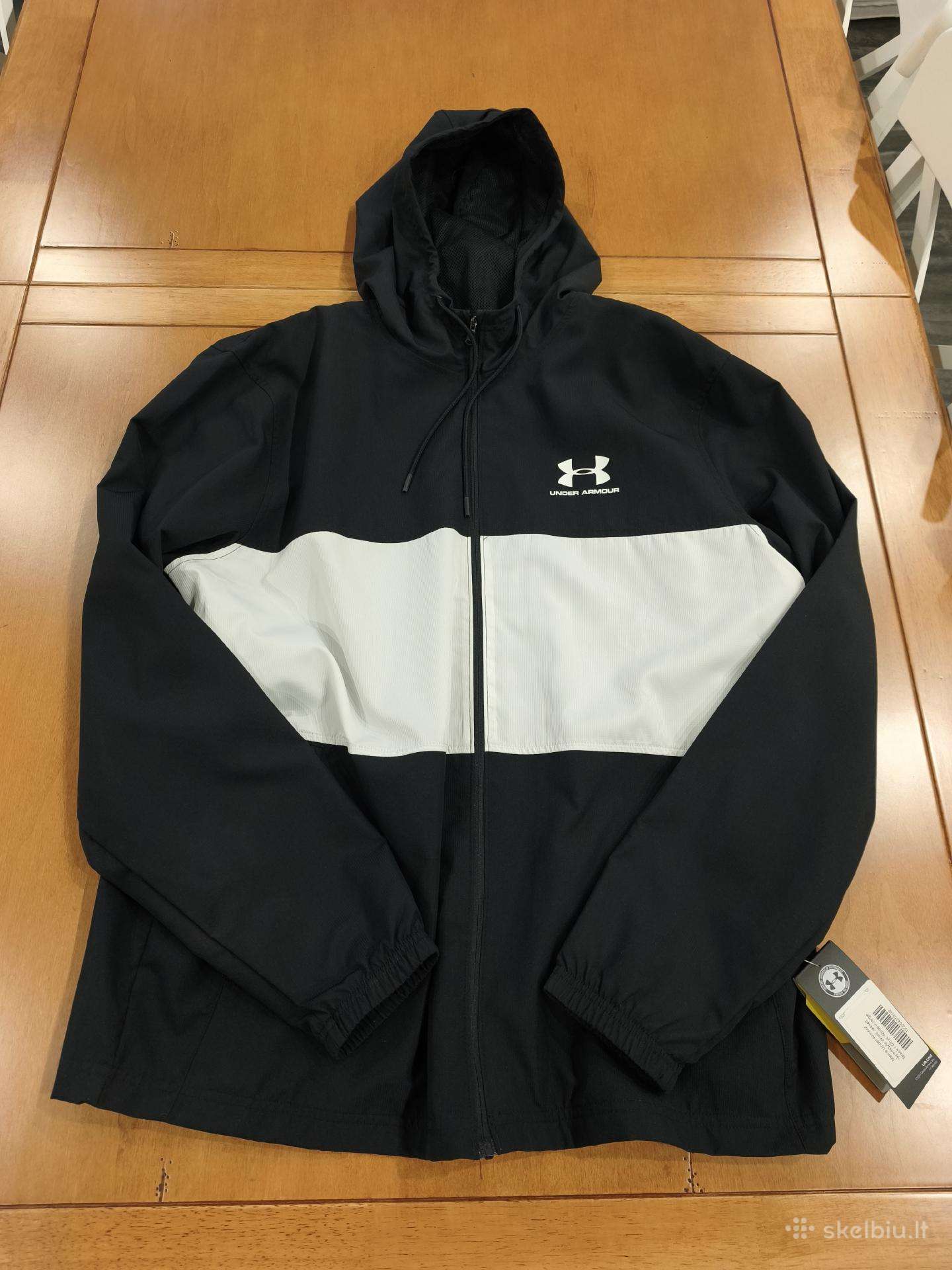 Under Armour striukė