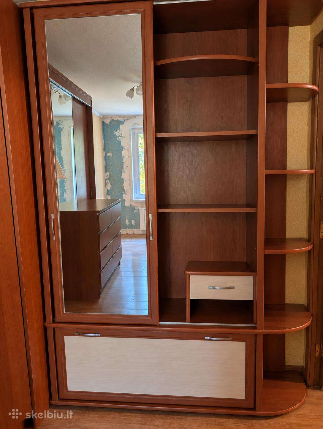 Medzio masyvo spinta su LED apsvietimu veidrodyje