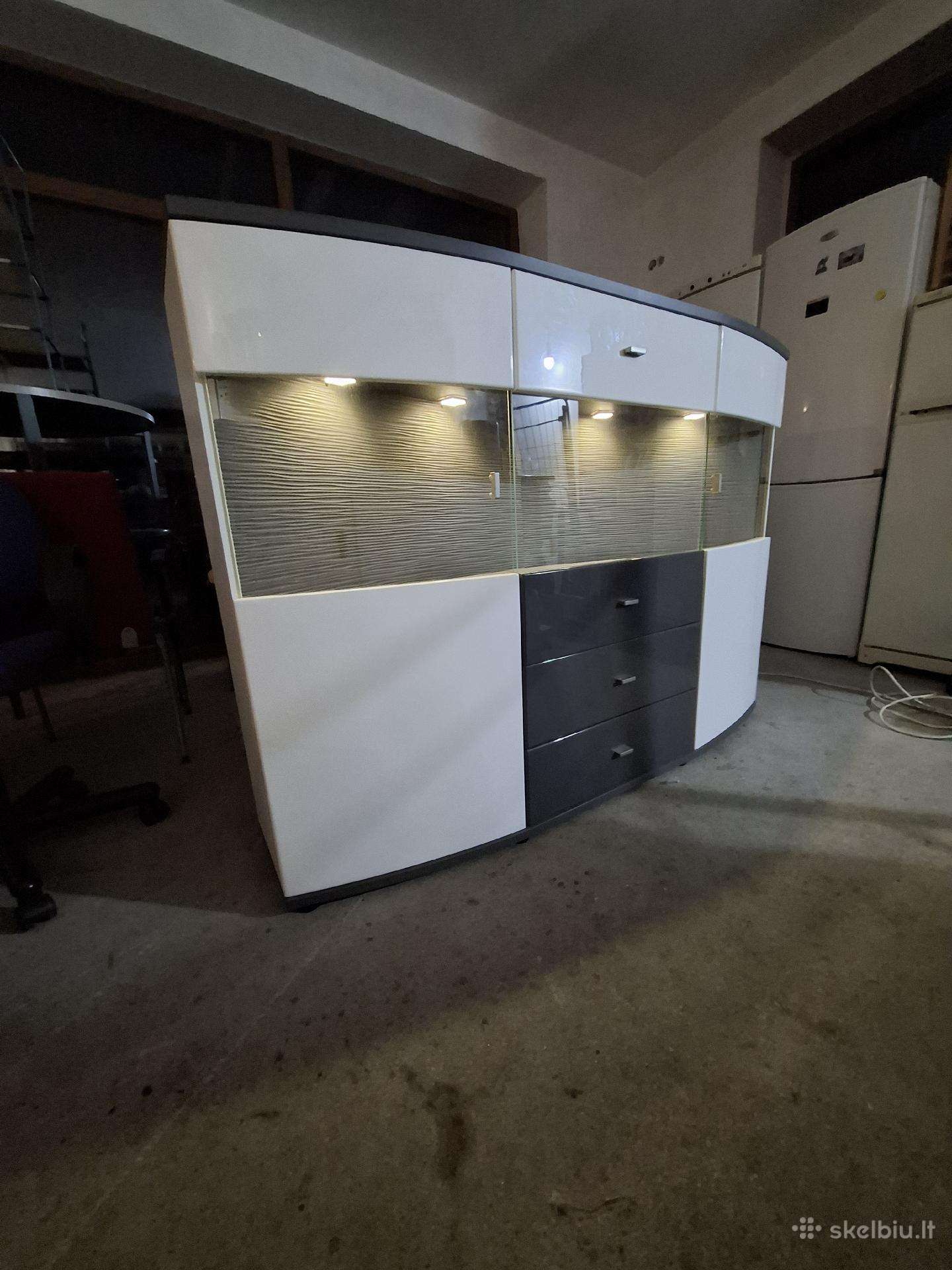 Puikios bukles didele spintele su apsvietimu