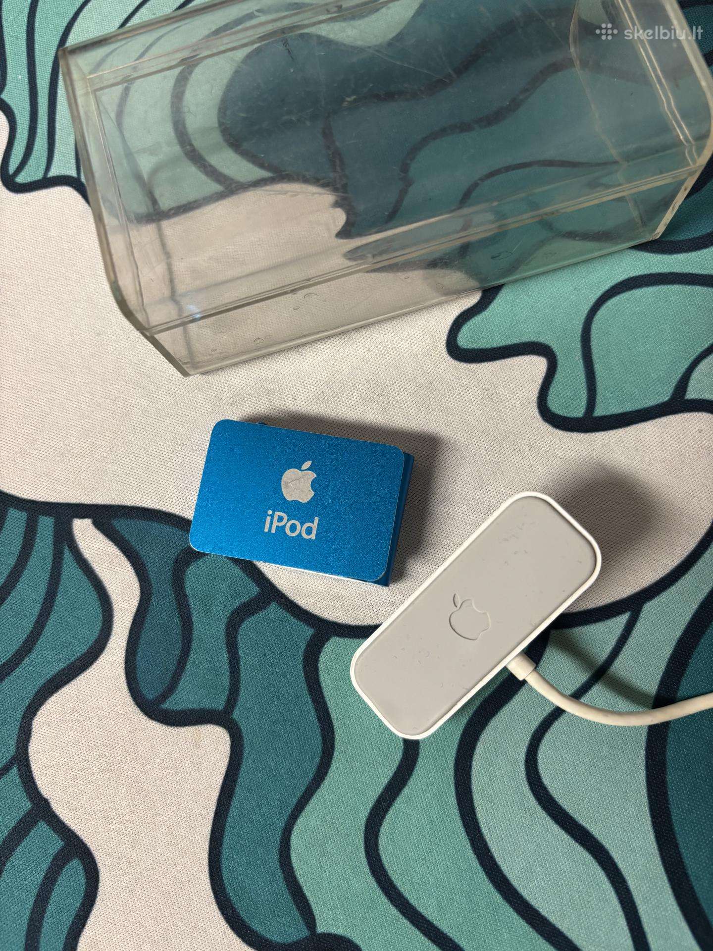 Apple iPod Shuffle (2 kartos) su krovikliu
