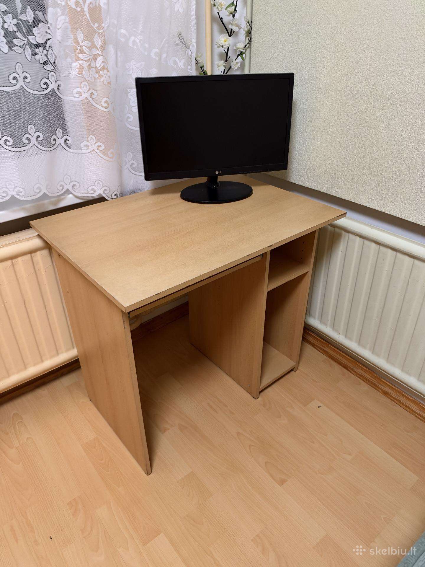 Atiduodu / dovanoju monitorių su staliuku