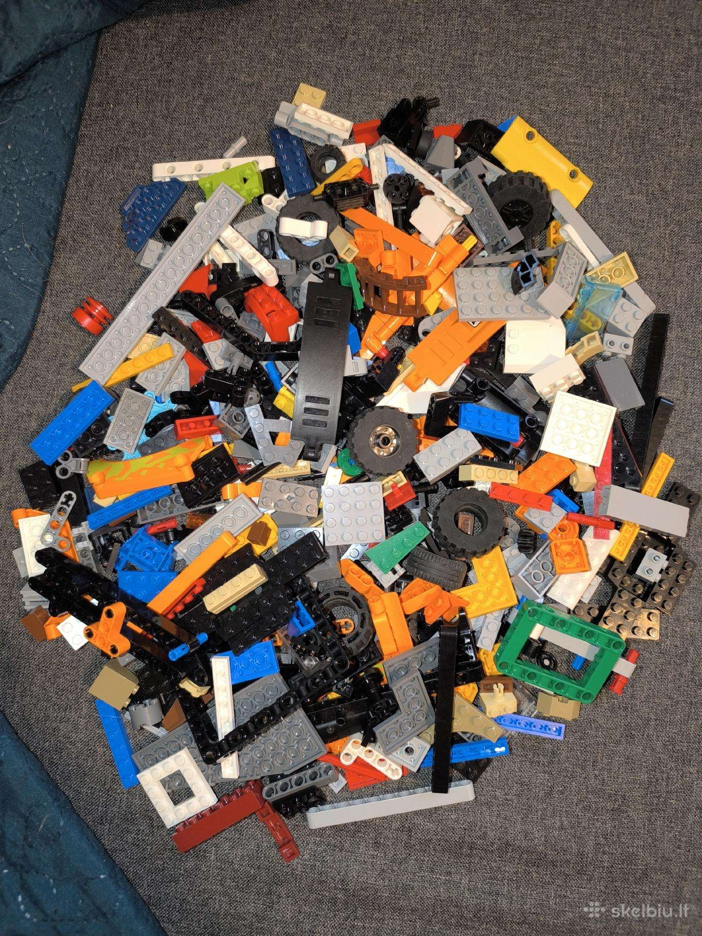 Daug originalių Lego detalių