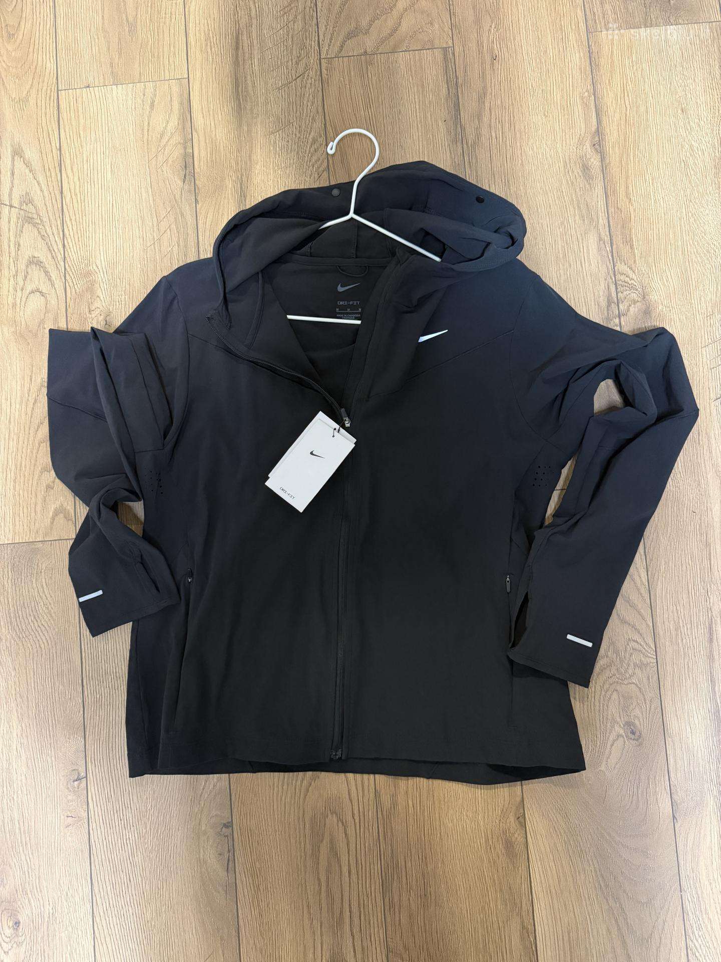 Nike striukė