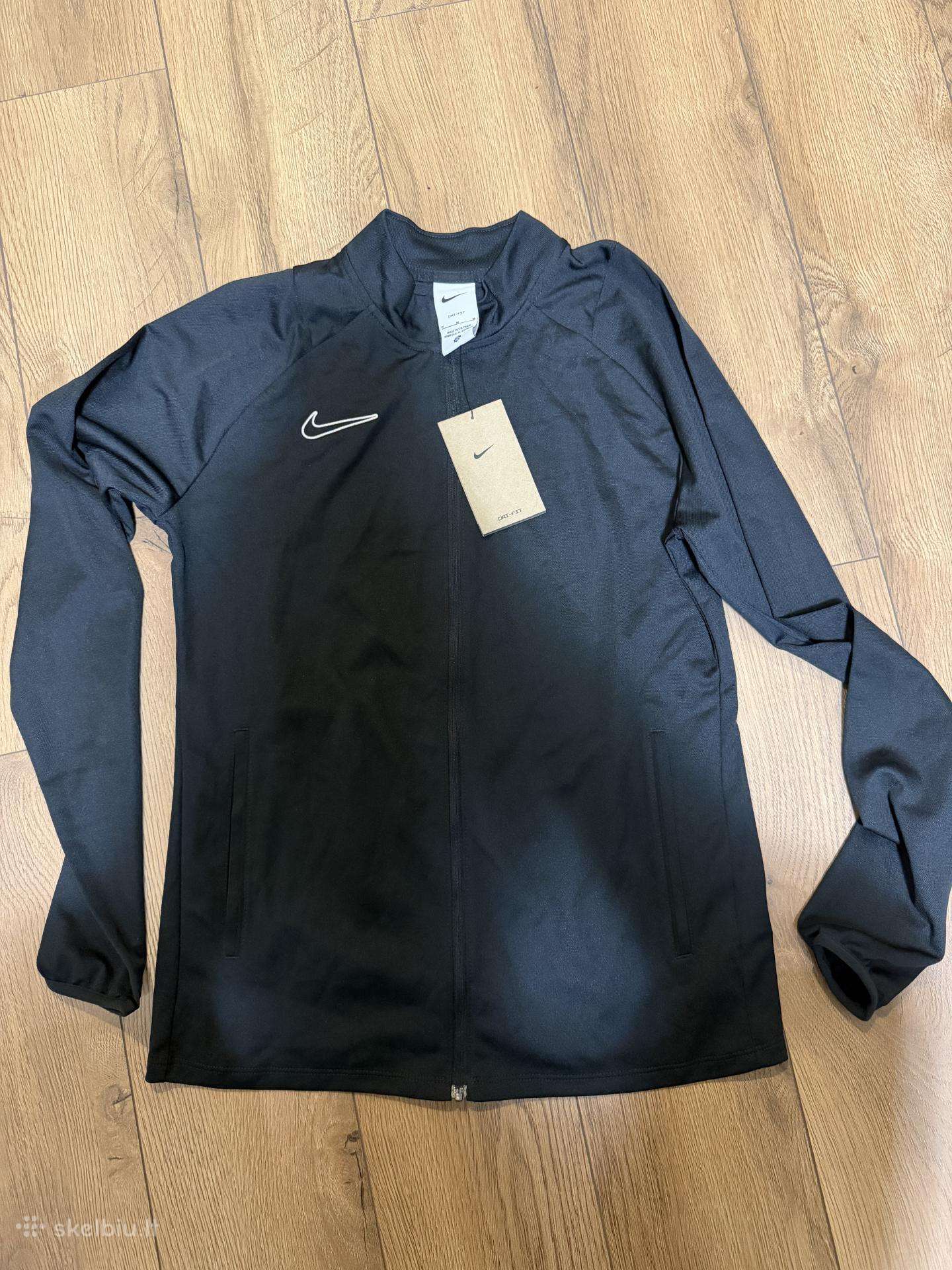 Nike striukė