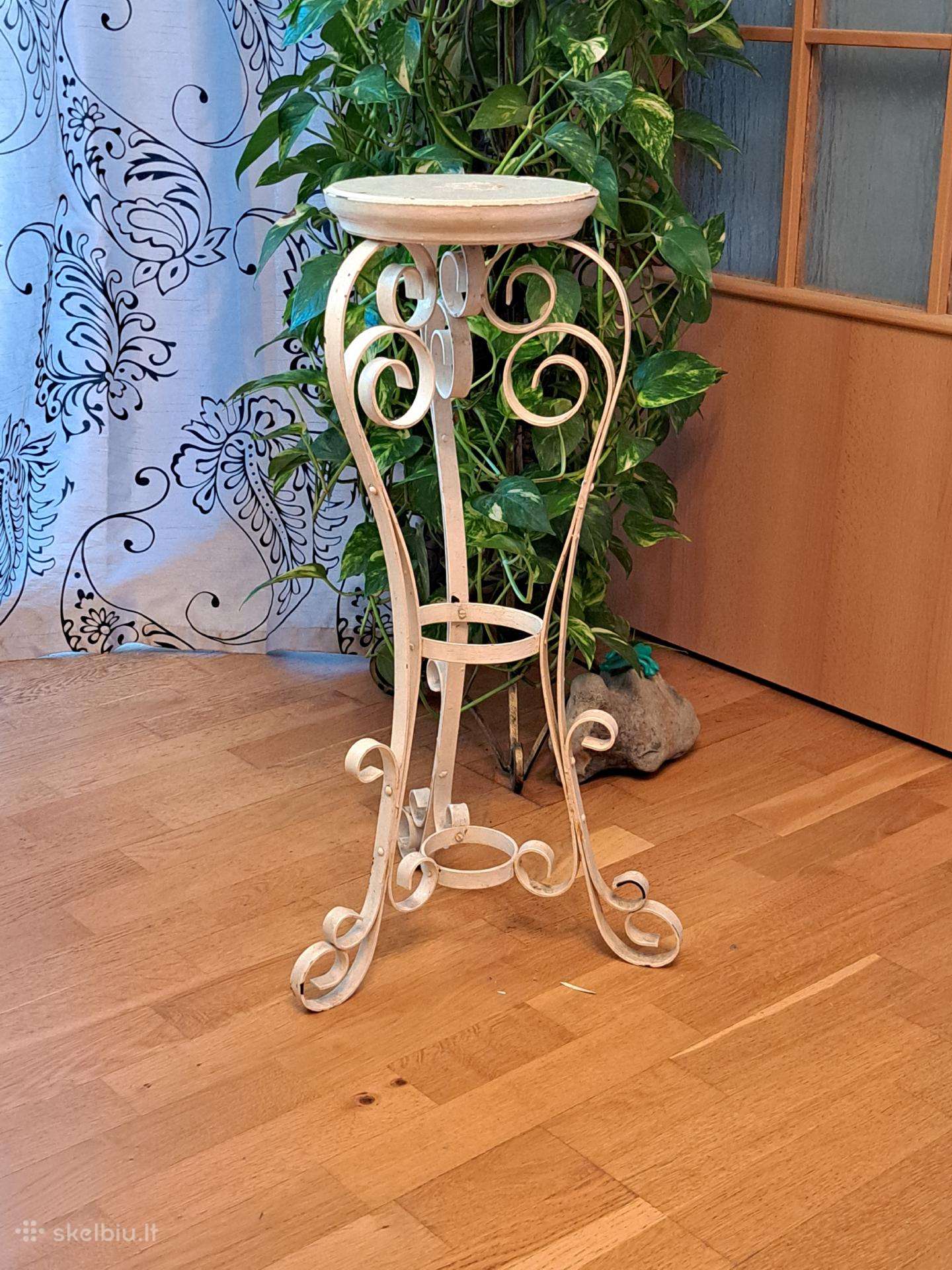 Vintsžinis kalvio darbo metalinis gelių stovas.