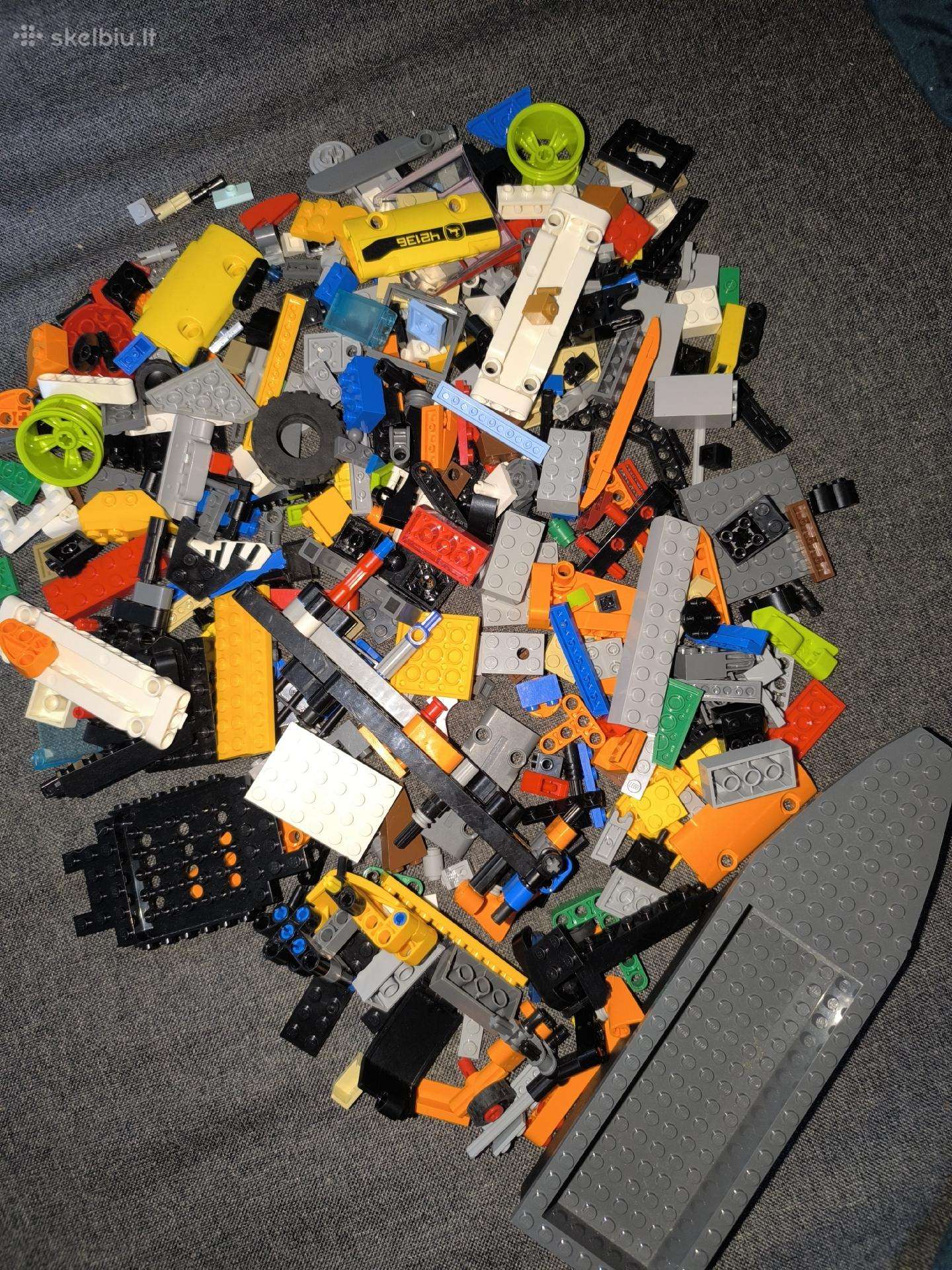 Daug originalių Lego detalių