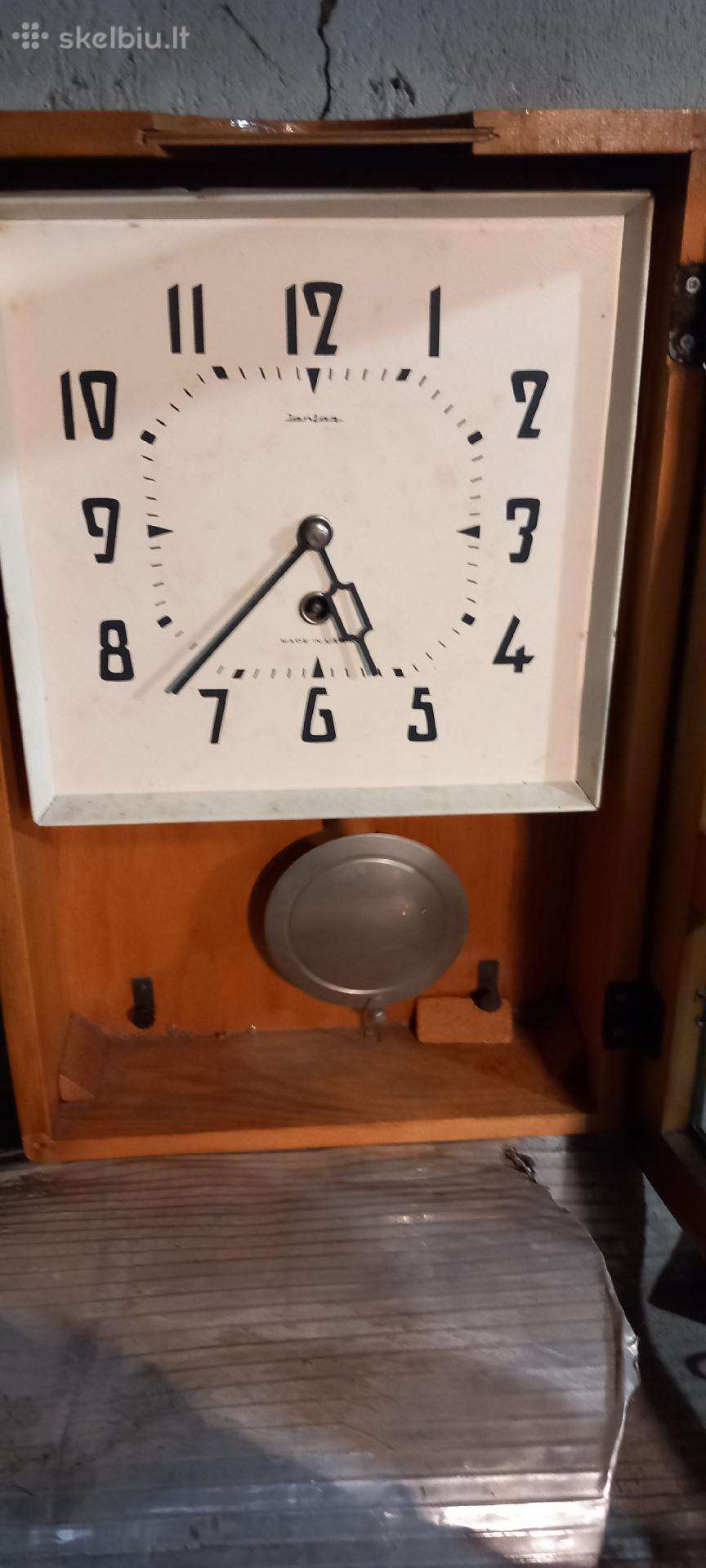 Laikrodis ir siuvimo mašina